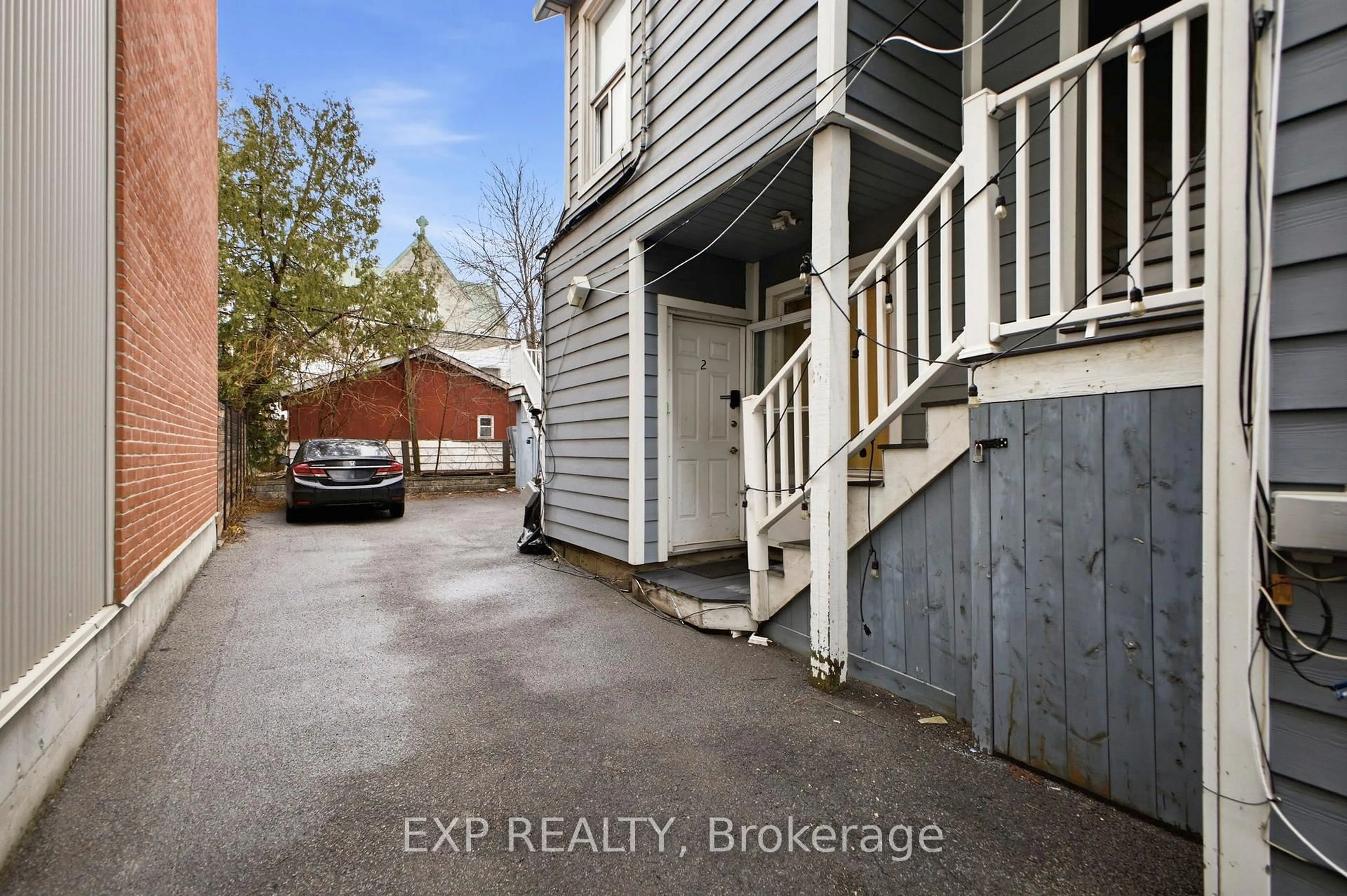A pic from outside/outdoor area/front of a property/back of a property/a pic from drone, street for 48 Bolton St, Ottawa Ontario K1N 5A9