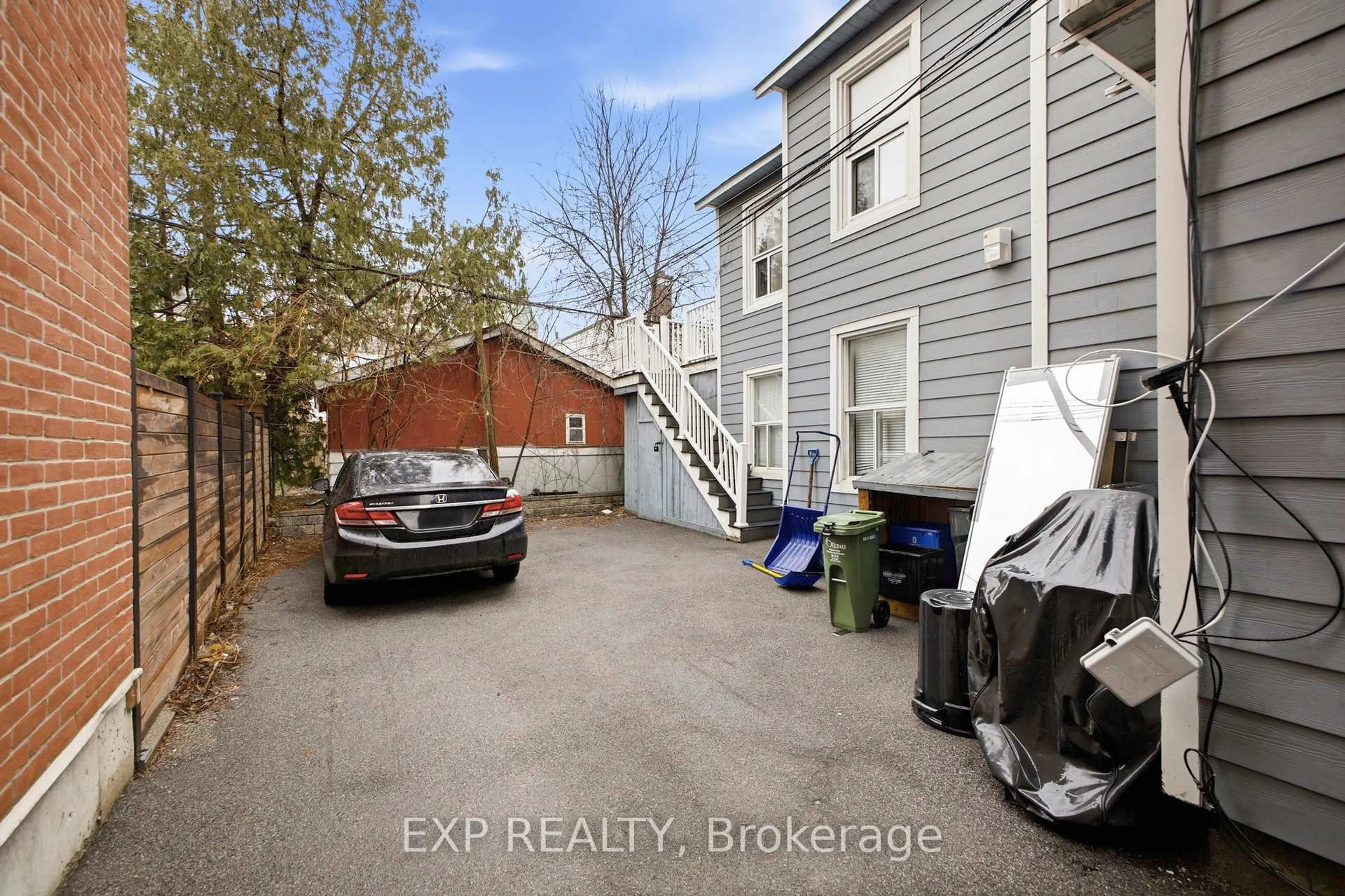 A pic from outside/outdoor area/front of a property/back of a property/a pic from drone, street for 48 Bolton St, Ottawa Ontario K1N 5A9