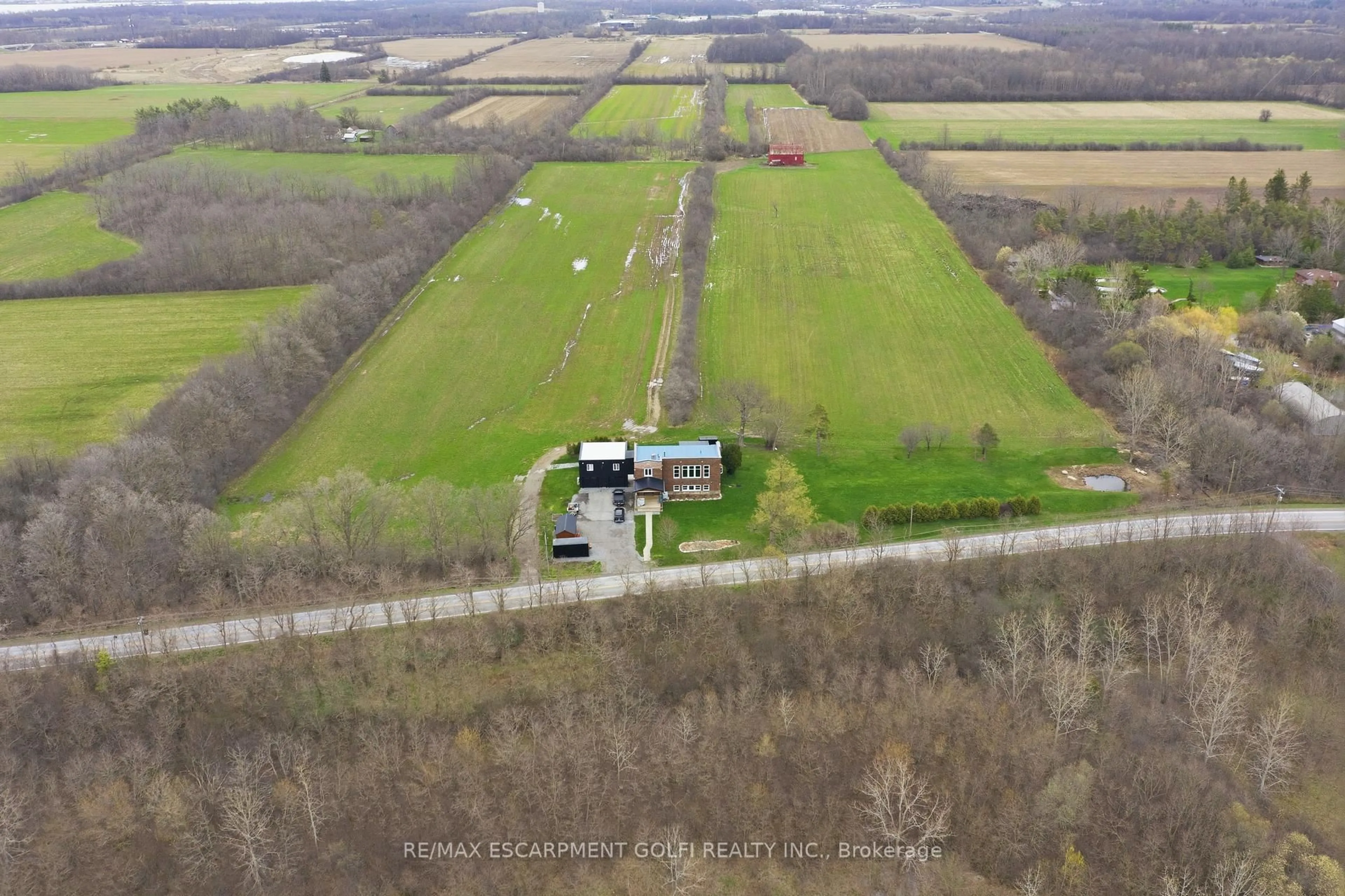 A pic from outside/outdoor area/front of a property/back of a property/a pic from drone, building for 1744 Ridgemount Rd, Fort Erie Ontario L0S 1N0