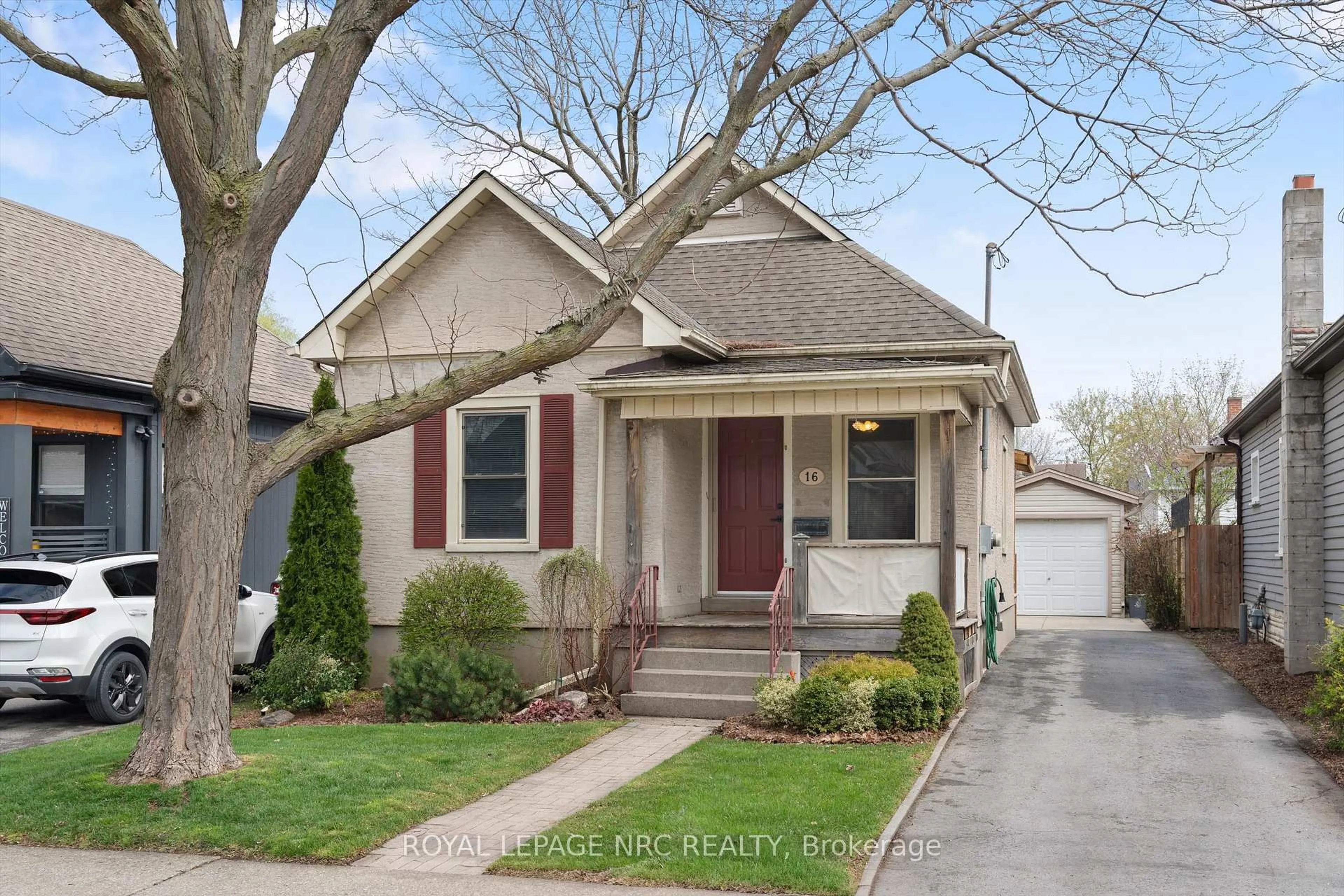 Home with vinyl exterior material, street for 16 McGhie St, St. Catharines Ontario L2R 5H6