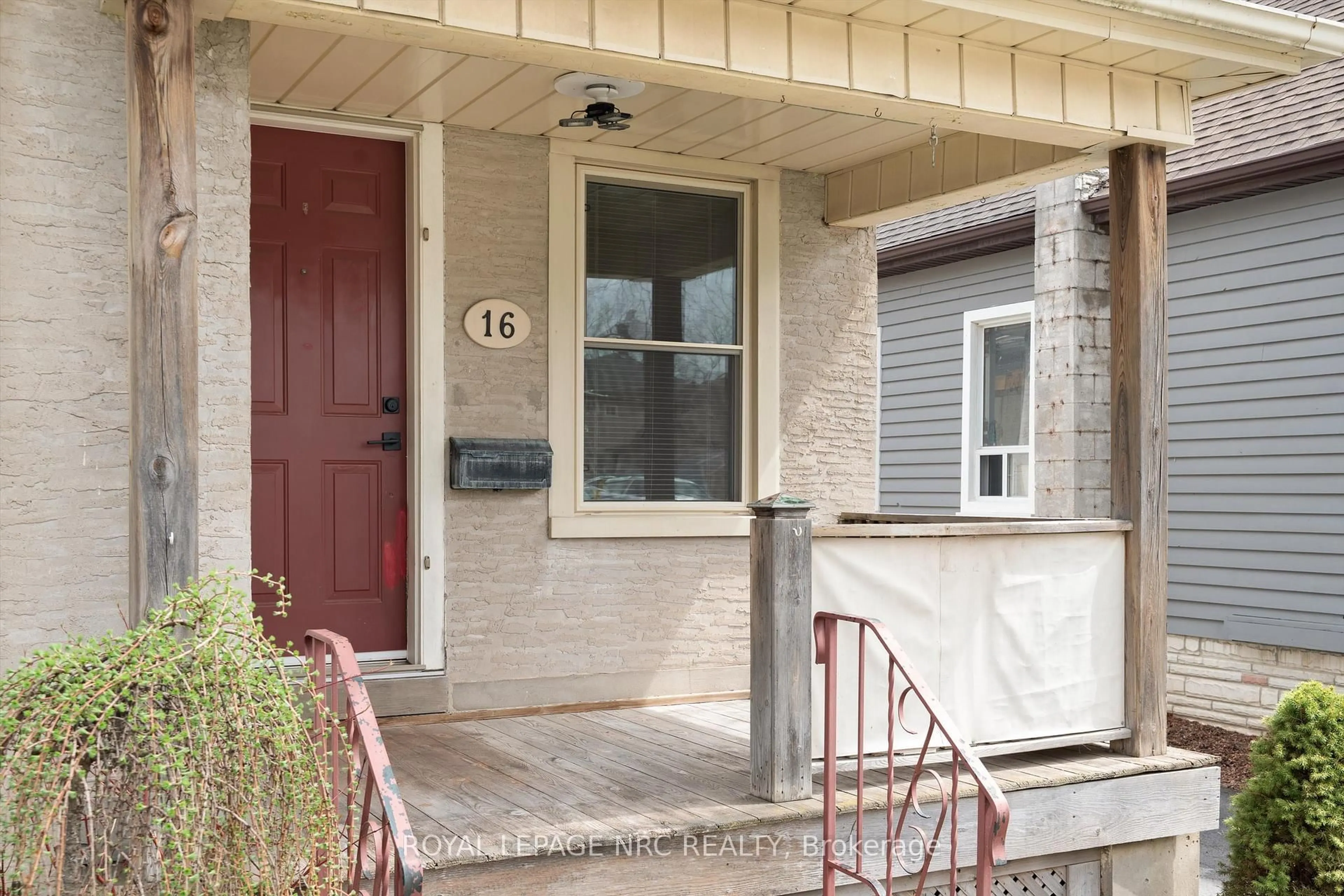 Indoor entryway for 16 McGhie St, St. Catharines Ontario L2R 5H6