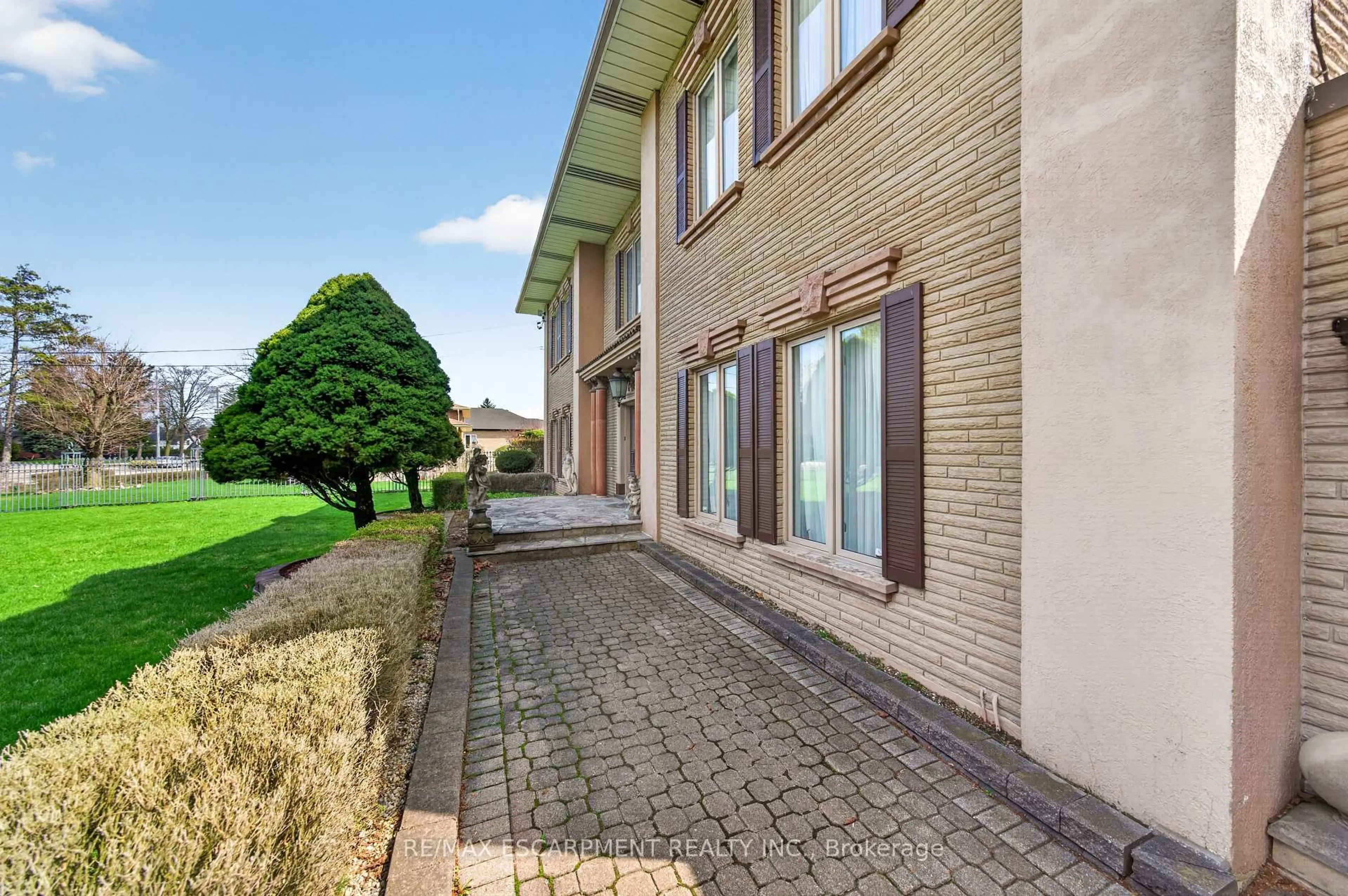 Patio, building for 213 STONE CHURCH Rd, Hamilton Ontario L9B 1A2