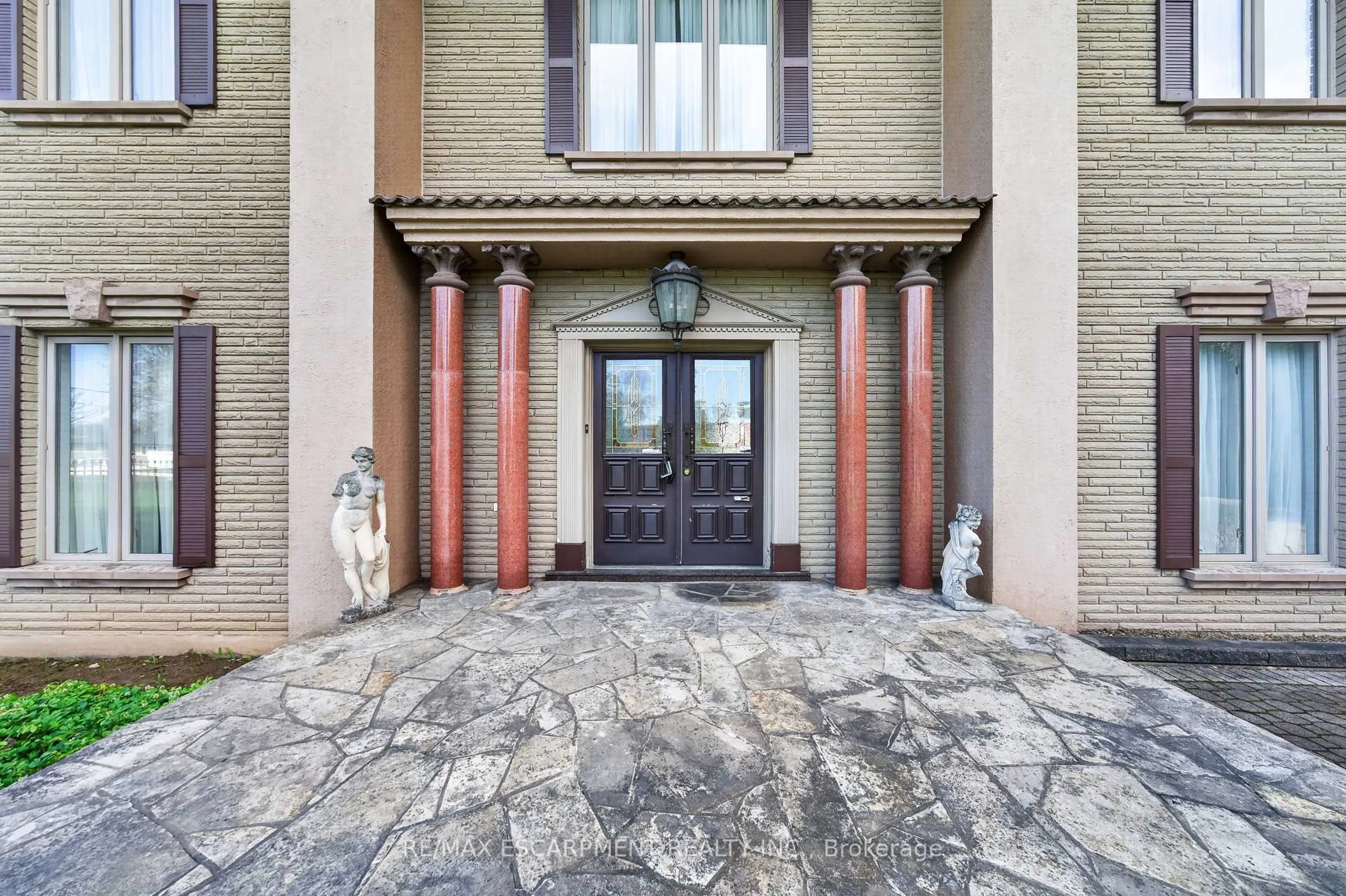 Indoor entryway for 213 STONE CHURCH Rd, Hamilton Ontario L9B 1A2