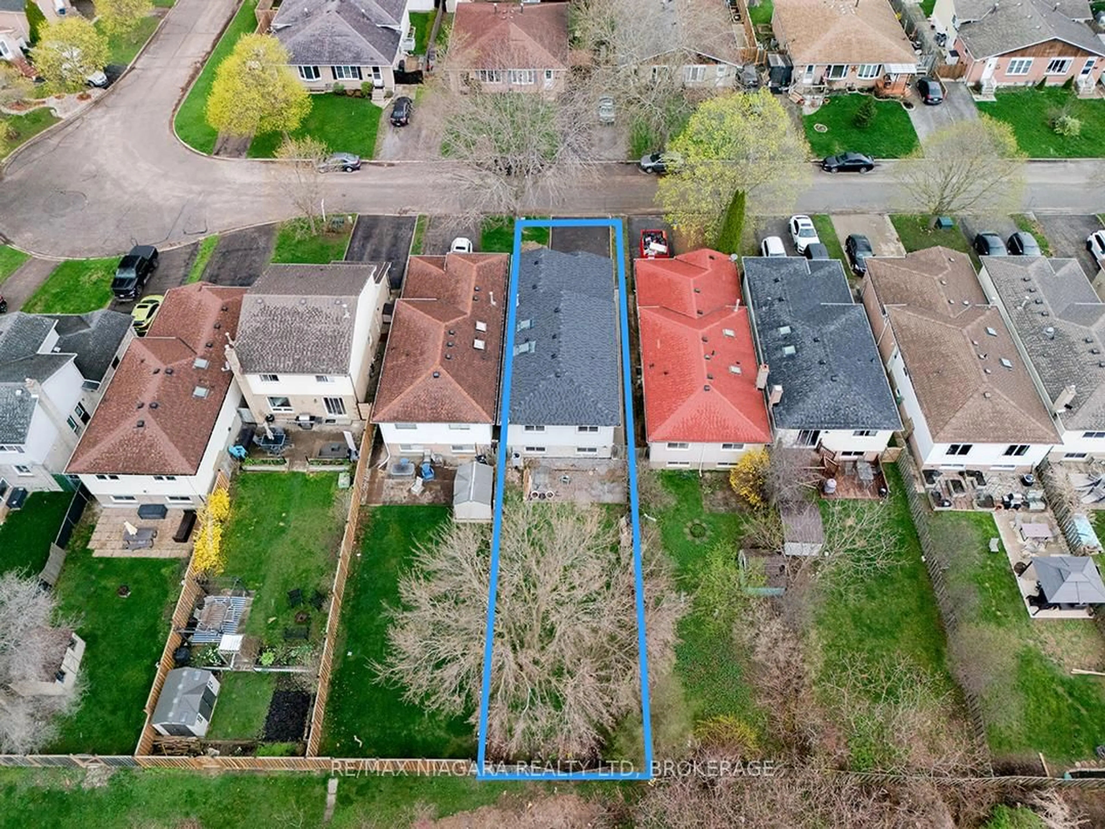 A pic from outside/outdoor area/front of a property/back of a property/a pic from drone, street for 26 Lampman Cres, Thorold Ontario L2V 4K7
