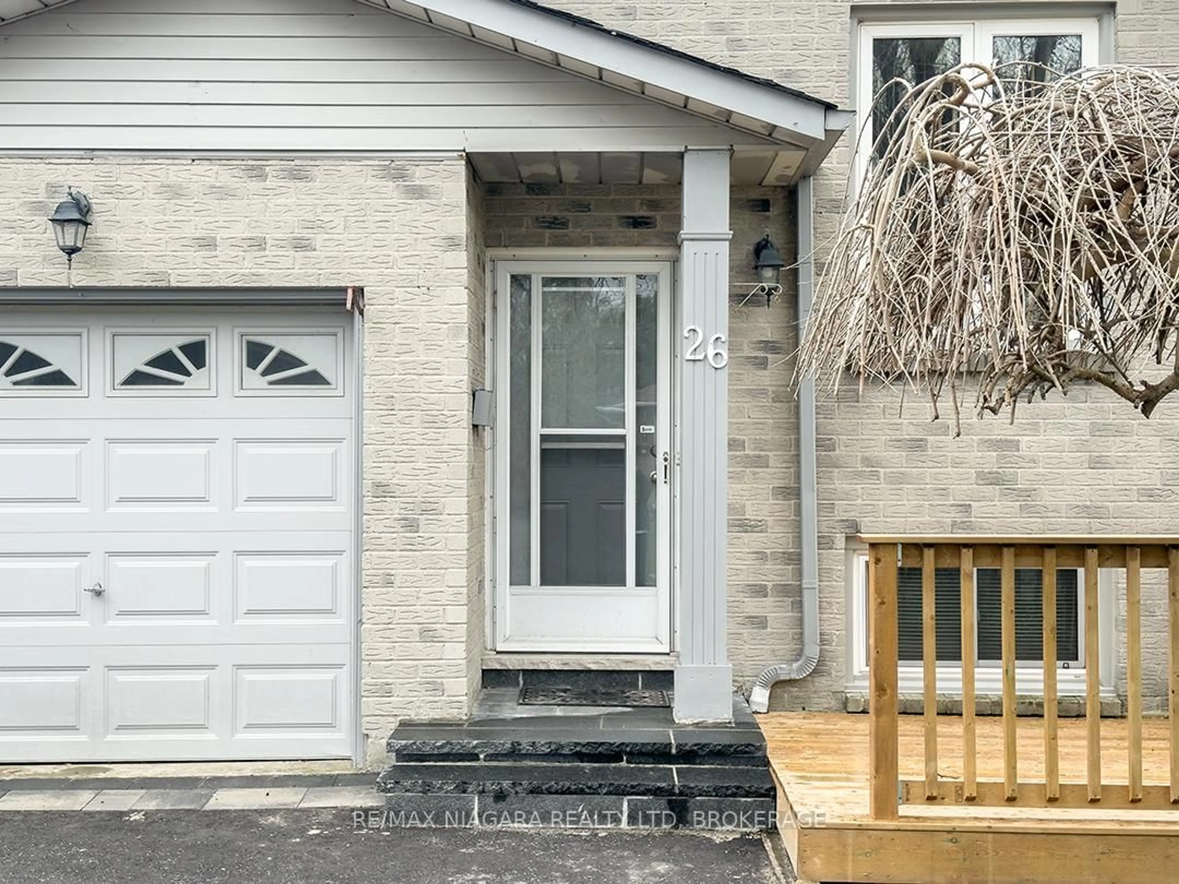 Indoor entryway for 26 Lampman Cres, Thorold Ontario L2V 4K7