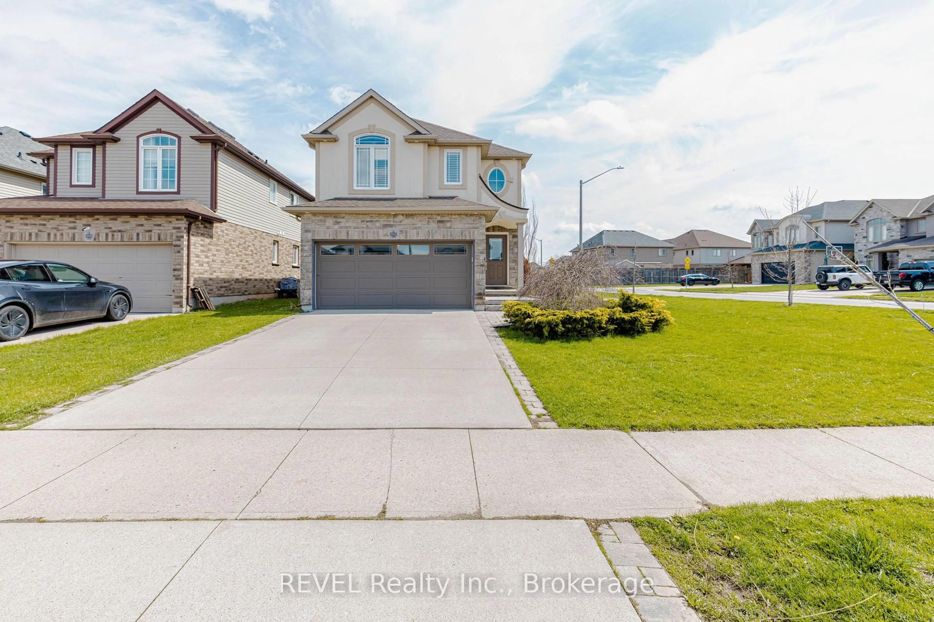 A pic from outside/outdoor area/front of a property/back of a property/a pic from drone, street for 6066 Wiens Blvd Blvd, Niagara Falls Ontario L2H 0J4