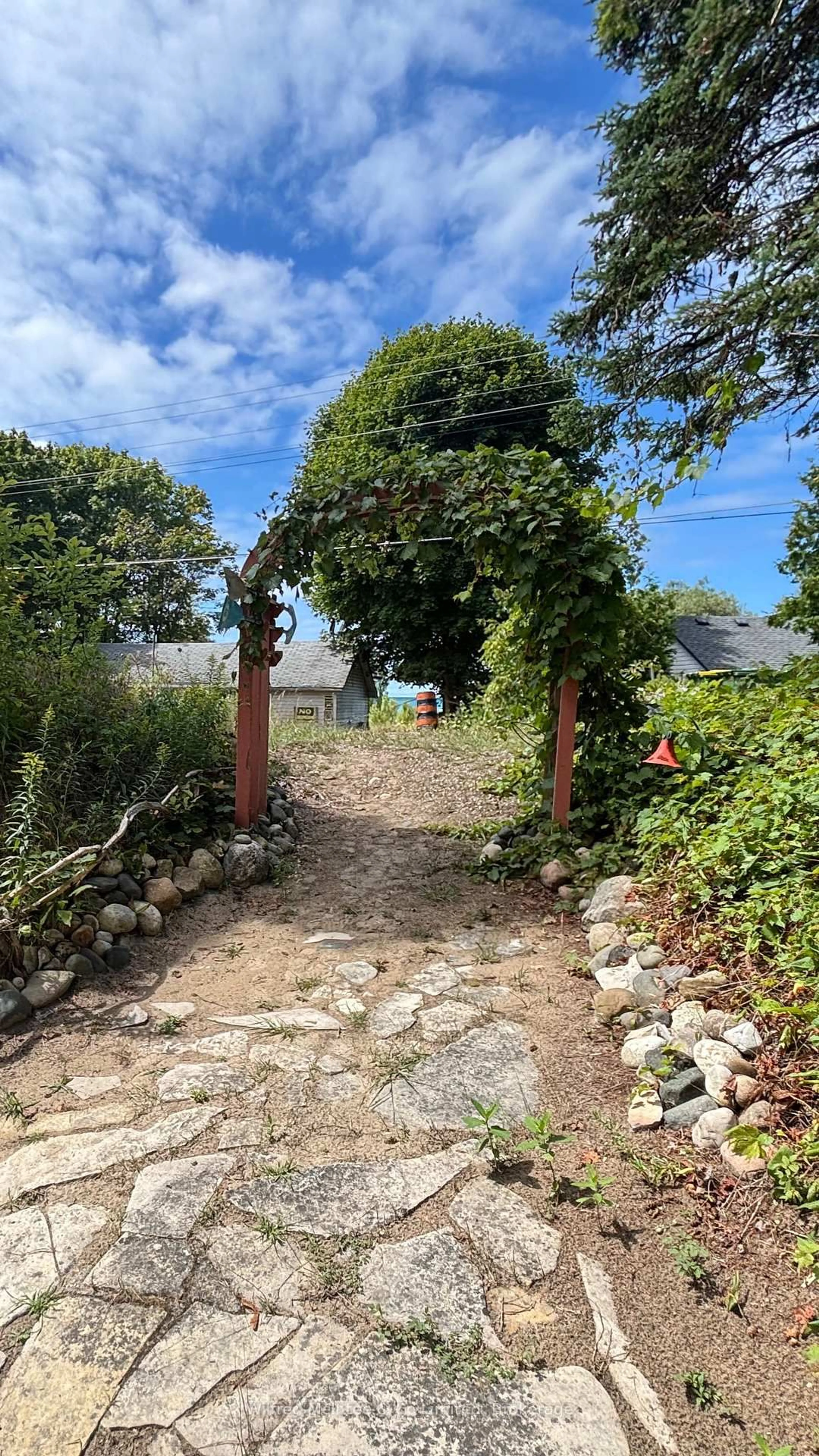 A pic from outside/outdoor area/front of a property/back of a property/a pic from drone, street for 7 6TH Ave, Native Leased Lands Ontario N0H 2G0