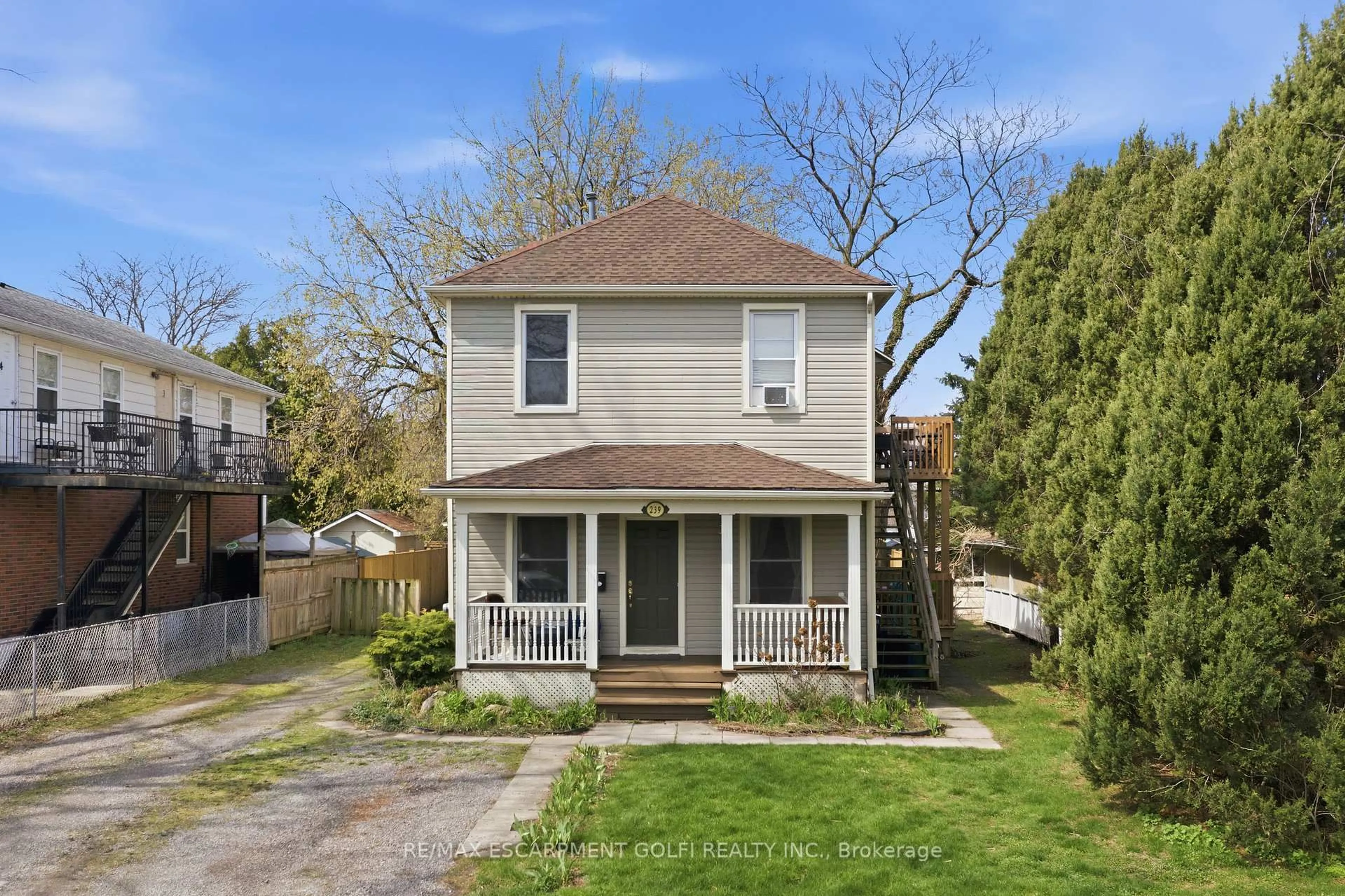 A pic from outside/outdoor area/front of a property/back of a property/a pic from drone, street for 239 York St, St. Catharines Ontario L2R 6G5