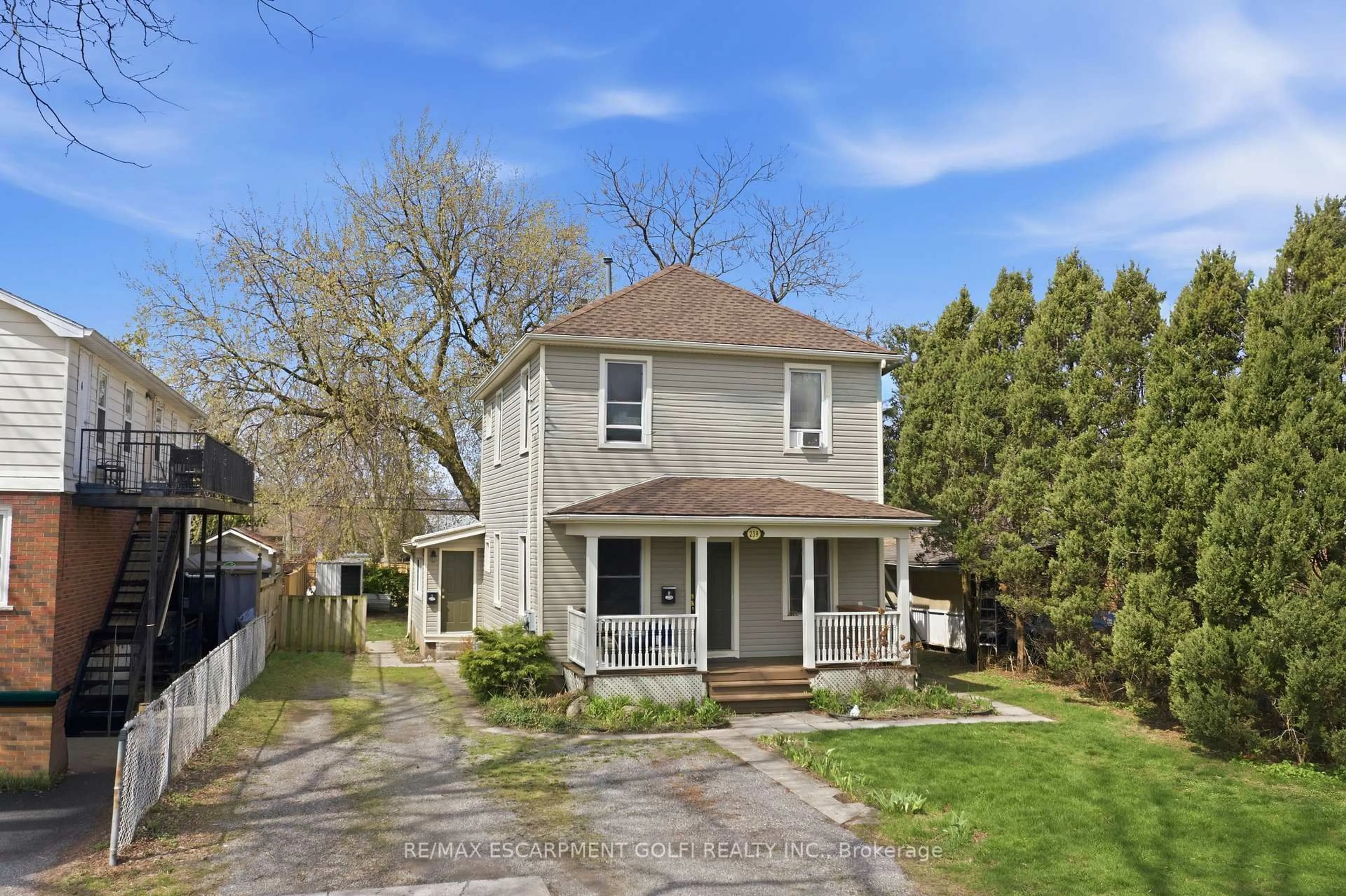 A pic from outside/outdoor area/front of a property/back of a property/a pic from drone, street for 239 York St, St. Catharines Ontario L2R 6G5