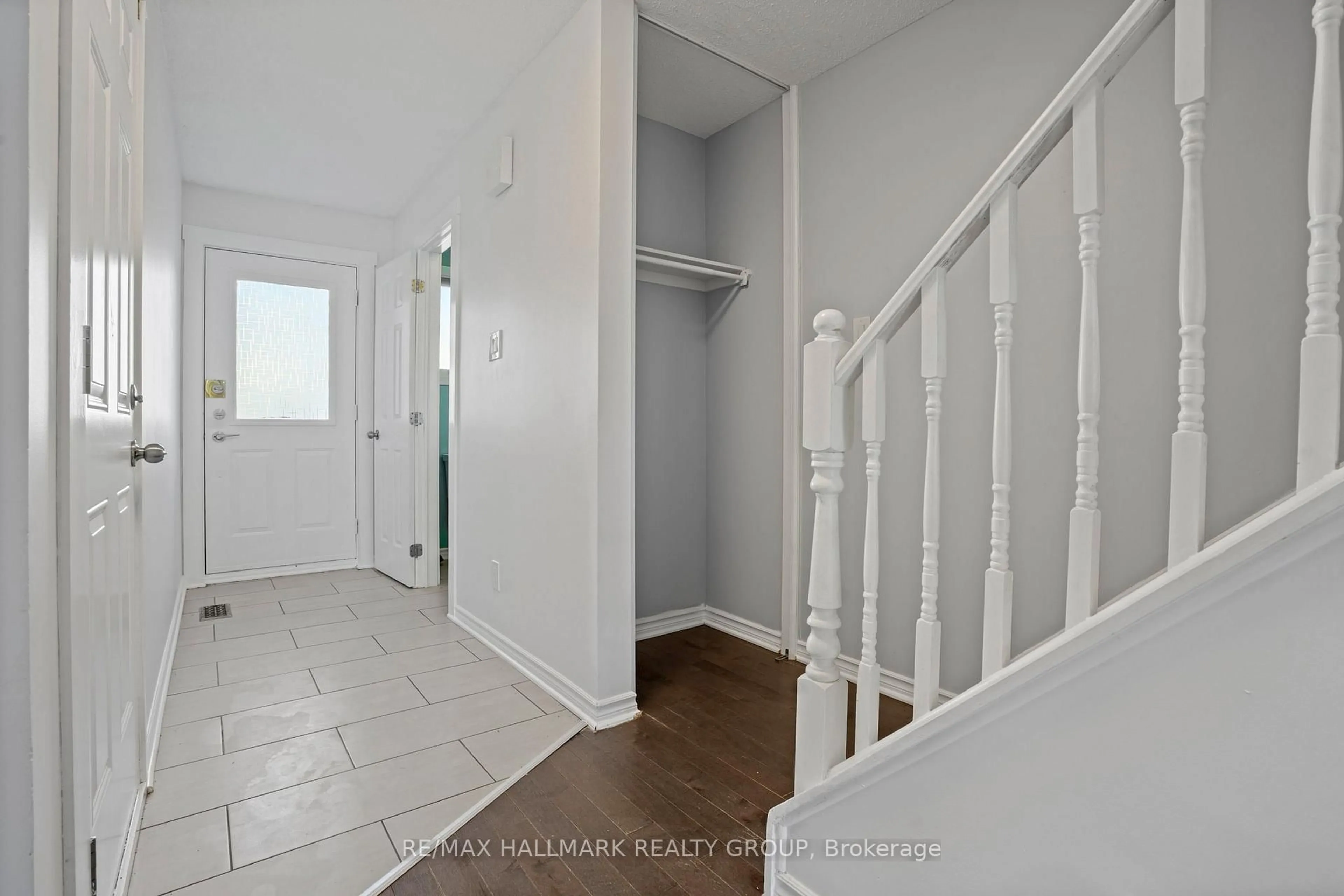 Indoor entryway for 504 Canotia Pl, Ottawa Ontario K4A 2J3