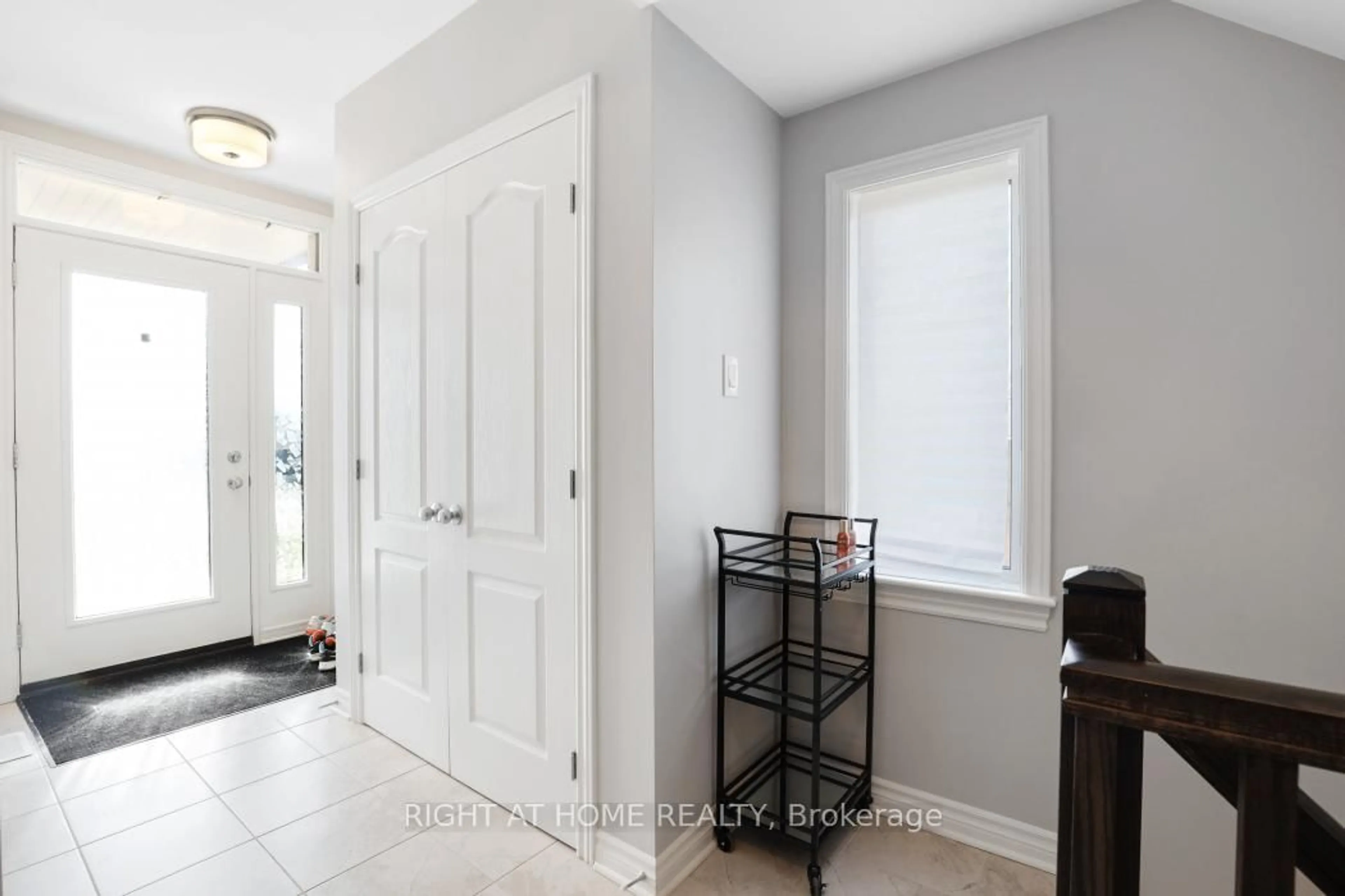 Indoor entryway for 895 Antonio Farley St, Orleans Ontario K1K 2Z1