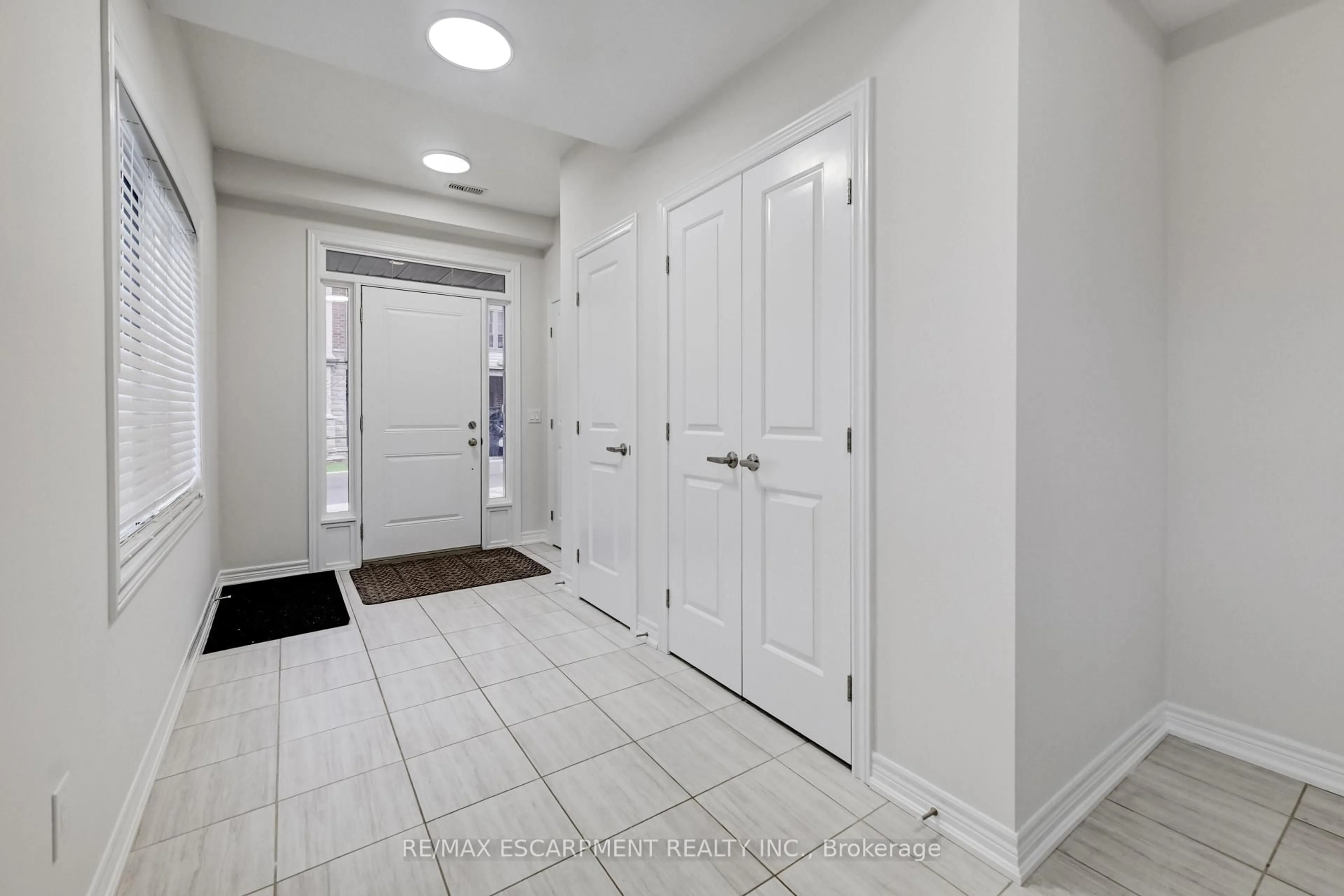 Indoor entryway for 23 ridgeside Lane, Hamilton Ontario L8B 1W5