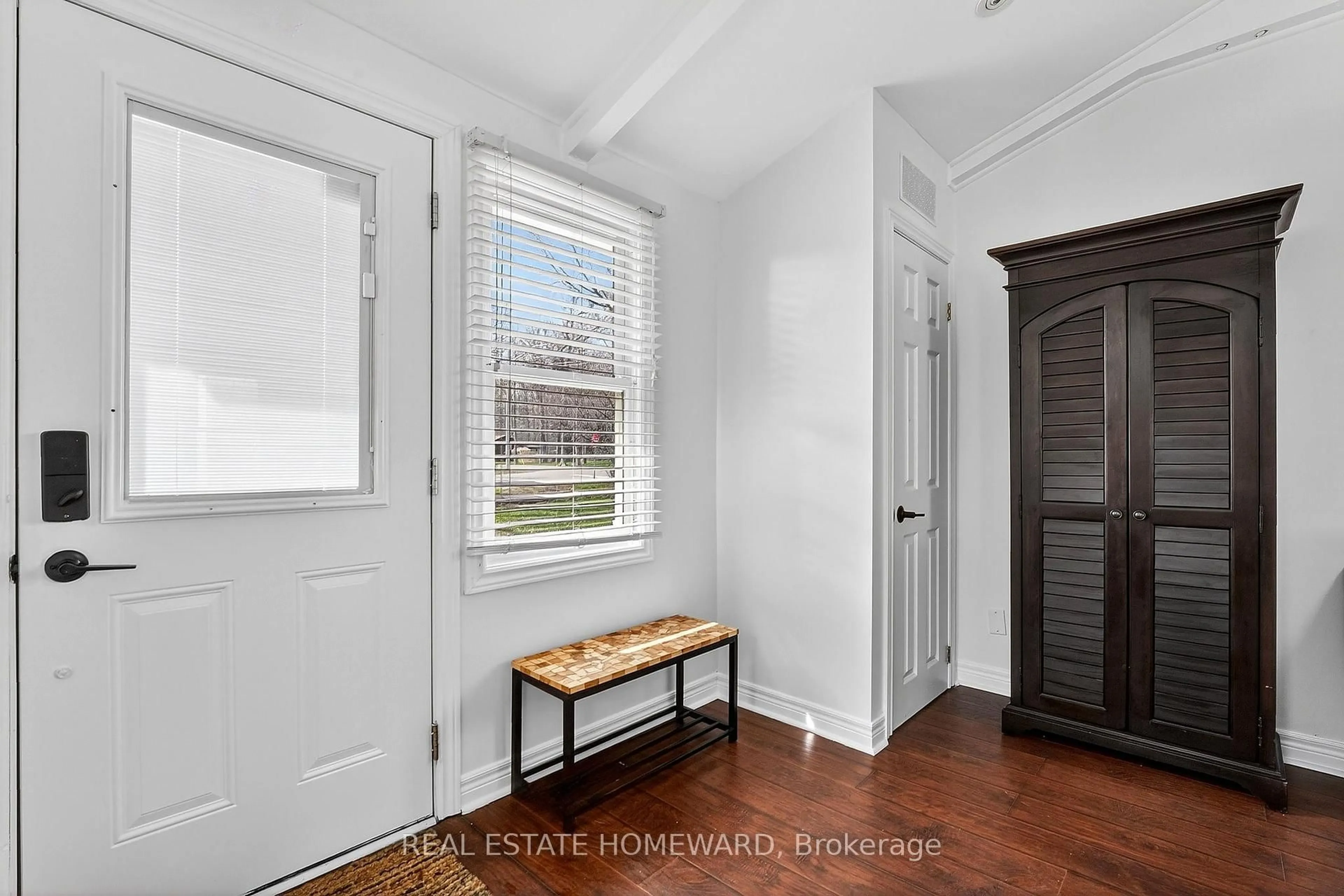 Indoor entryway for 372 Buffalo Rd, Fort Erie Ontario L2A 5G4