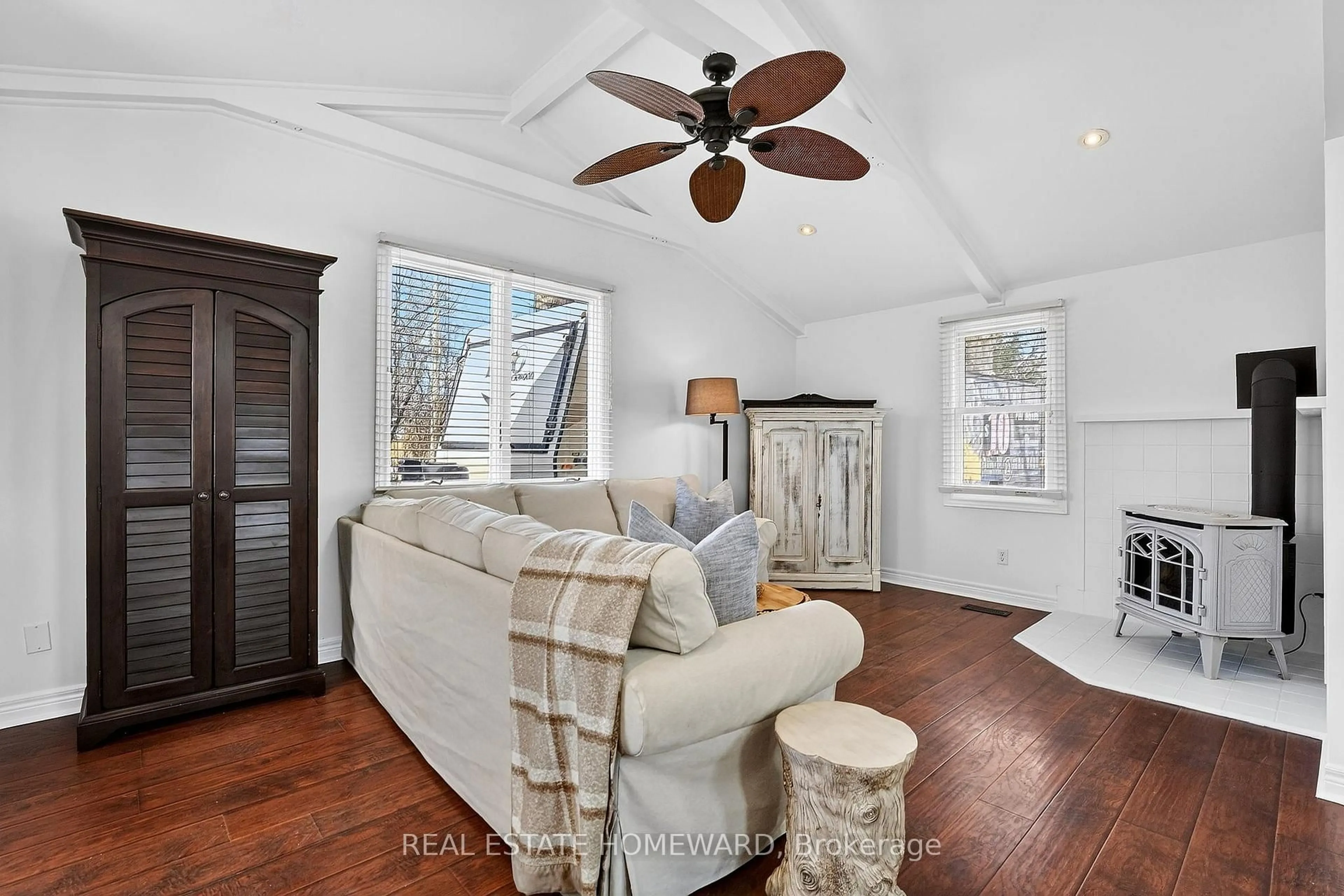 Living room with furniture, unknown for 372 Buffalo Rd, Fort Erie Ontario L2A 5G4