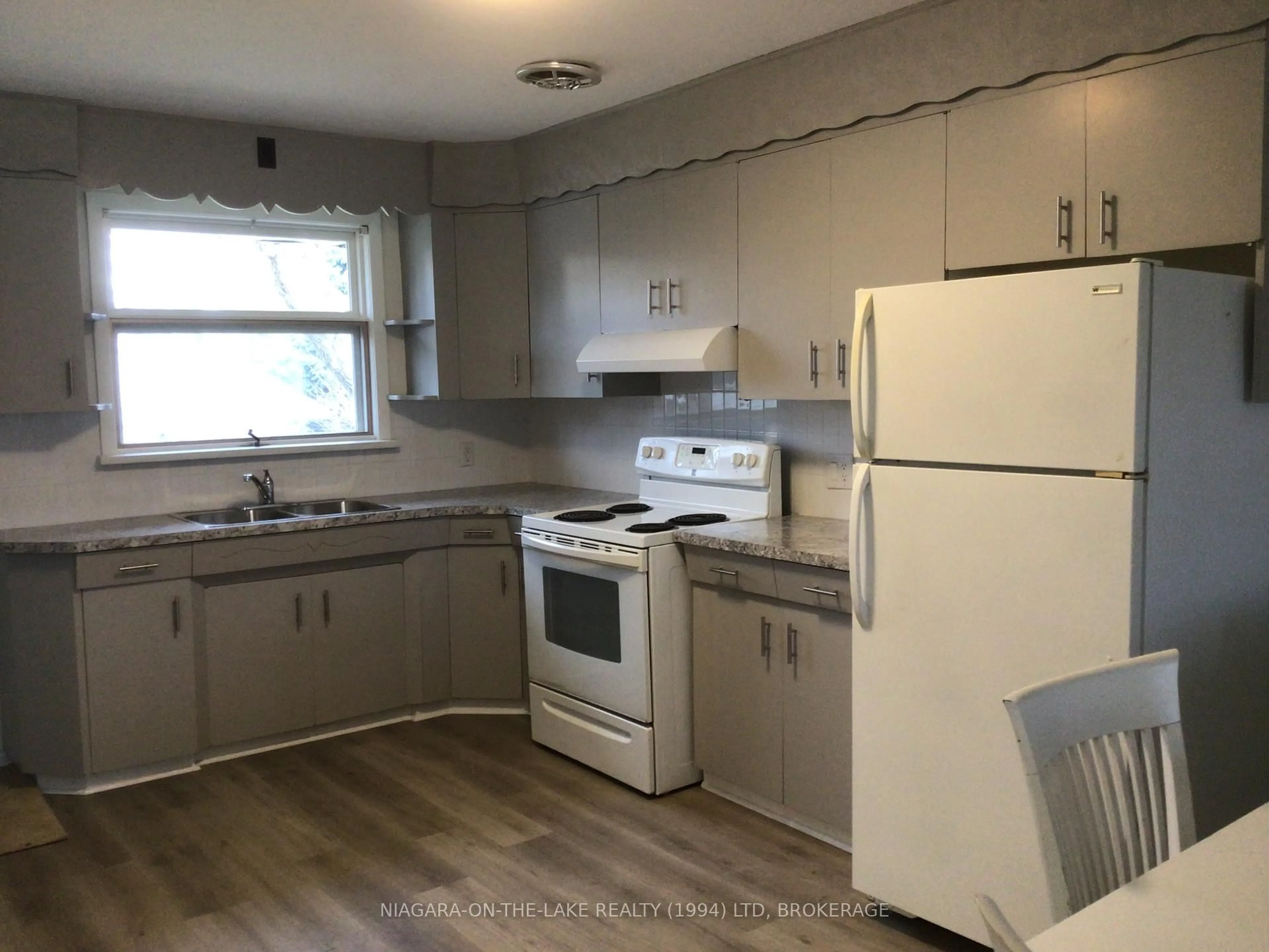 Standard kitchen, unknown for 400 Wellington St, Port Colborne Ontario L3K 2K6