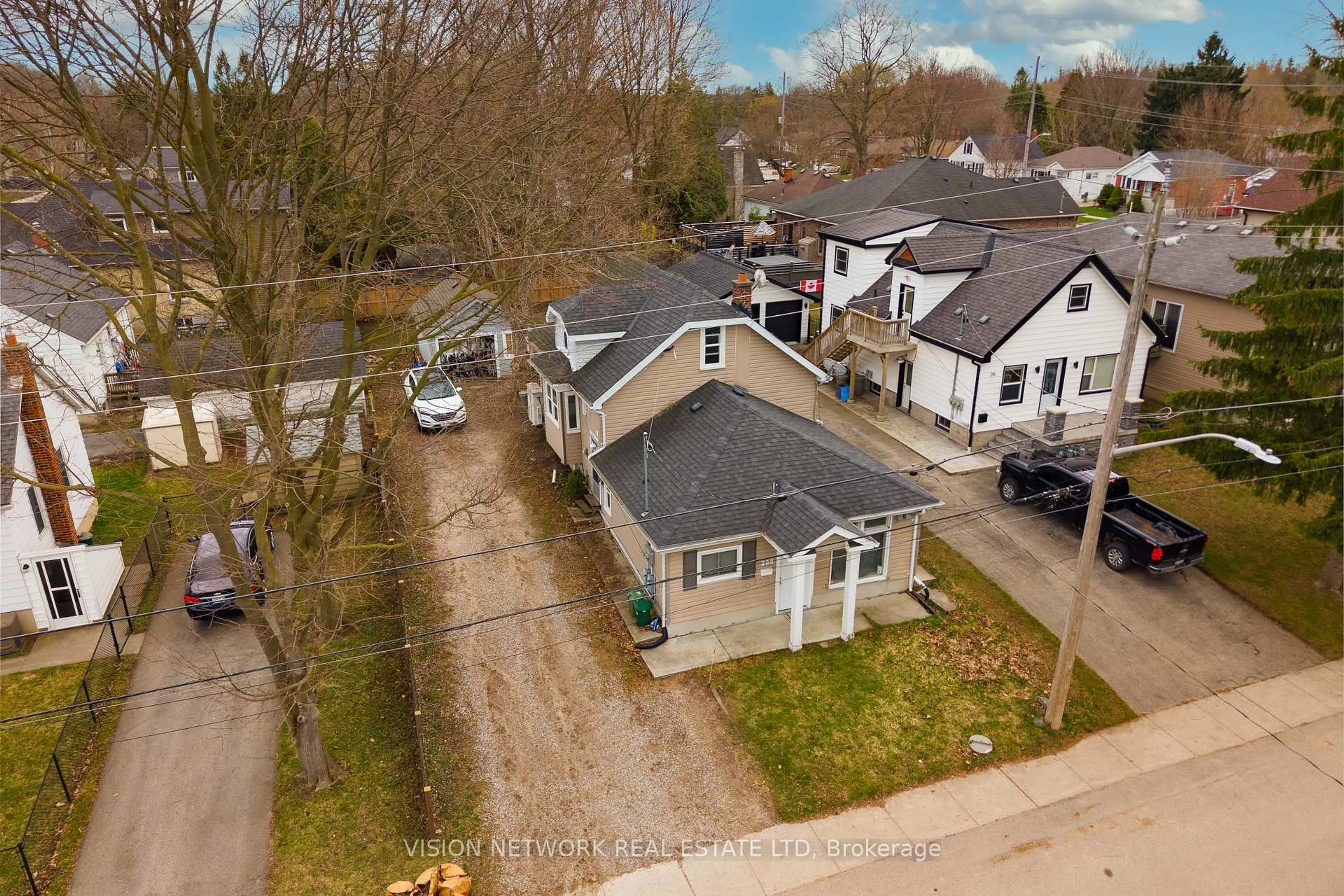 A pic from outside/outdoor area/front of a property/back of a property/a pic from drone, street for 208 Cambridge St, London North Ontario N6H 1N8