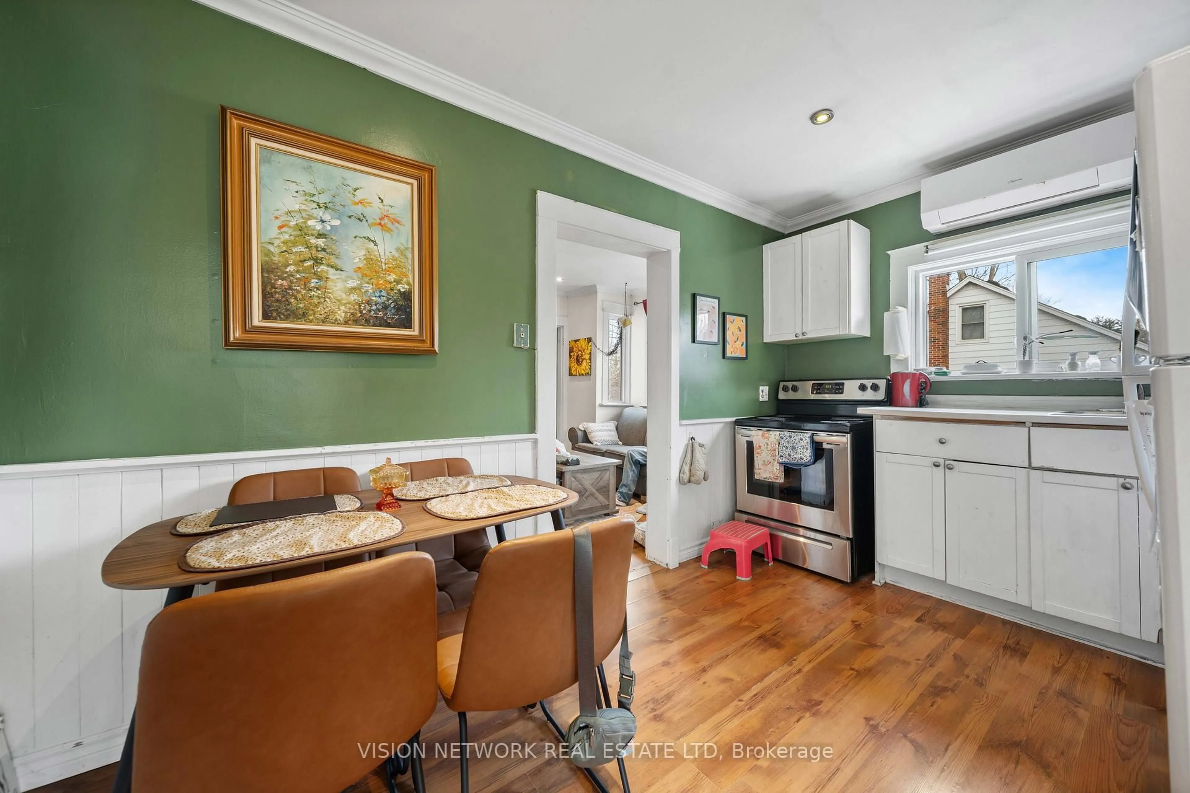 Unknown for 208 Cambridge St, London North Ontario N6H 1N8