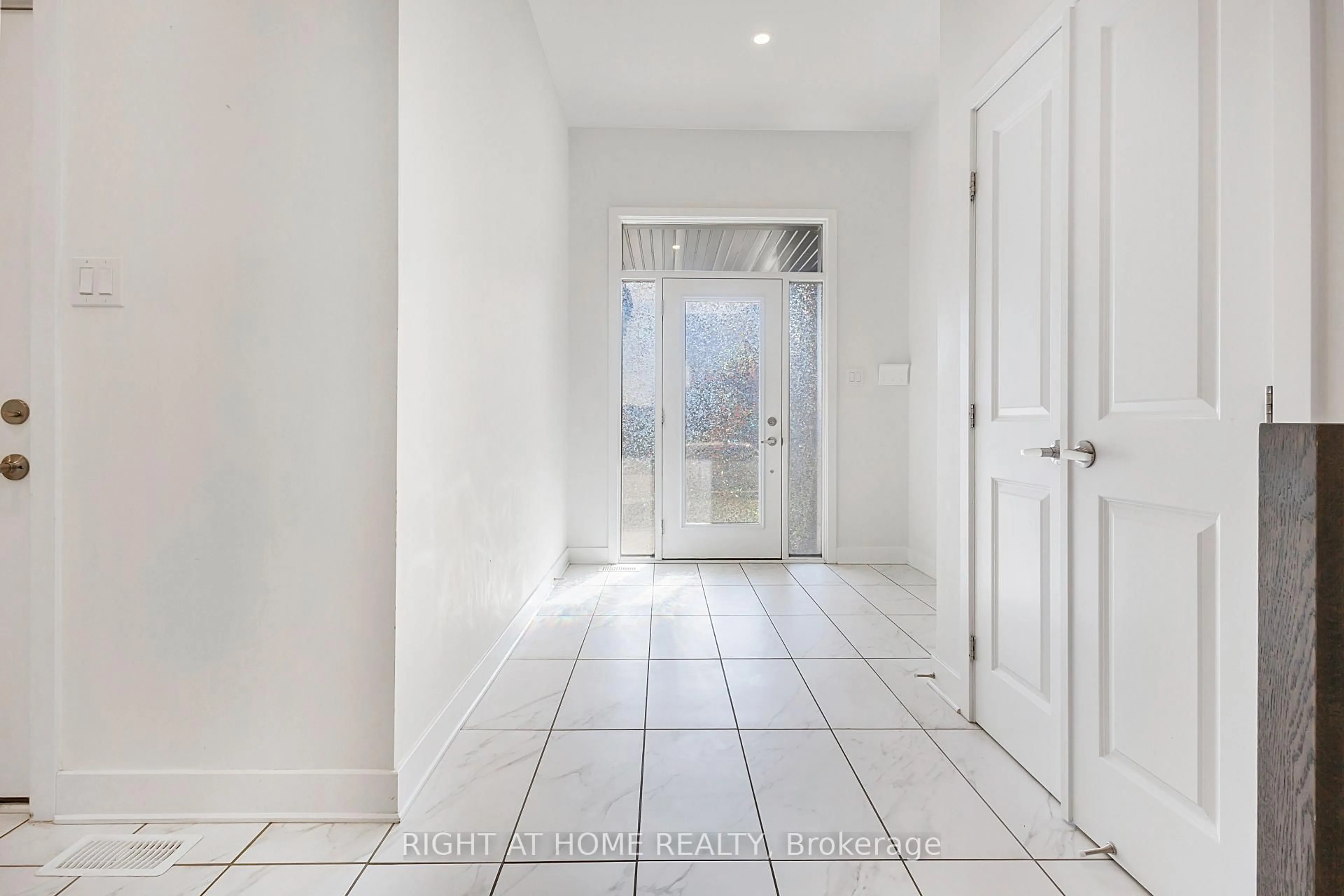 Indoor entryway for 500 Triangle St, Ottawa Ontario K2V 0M8