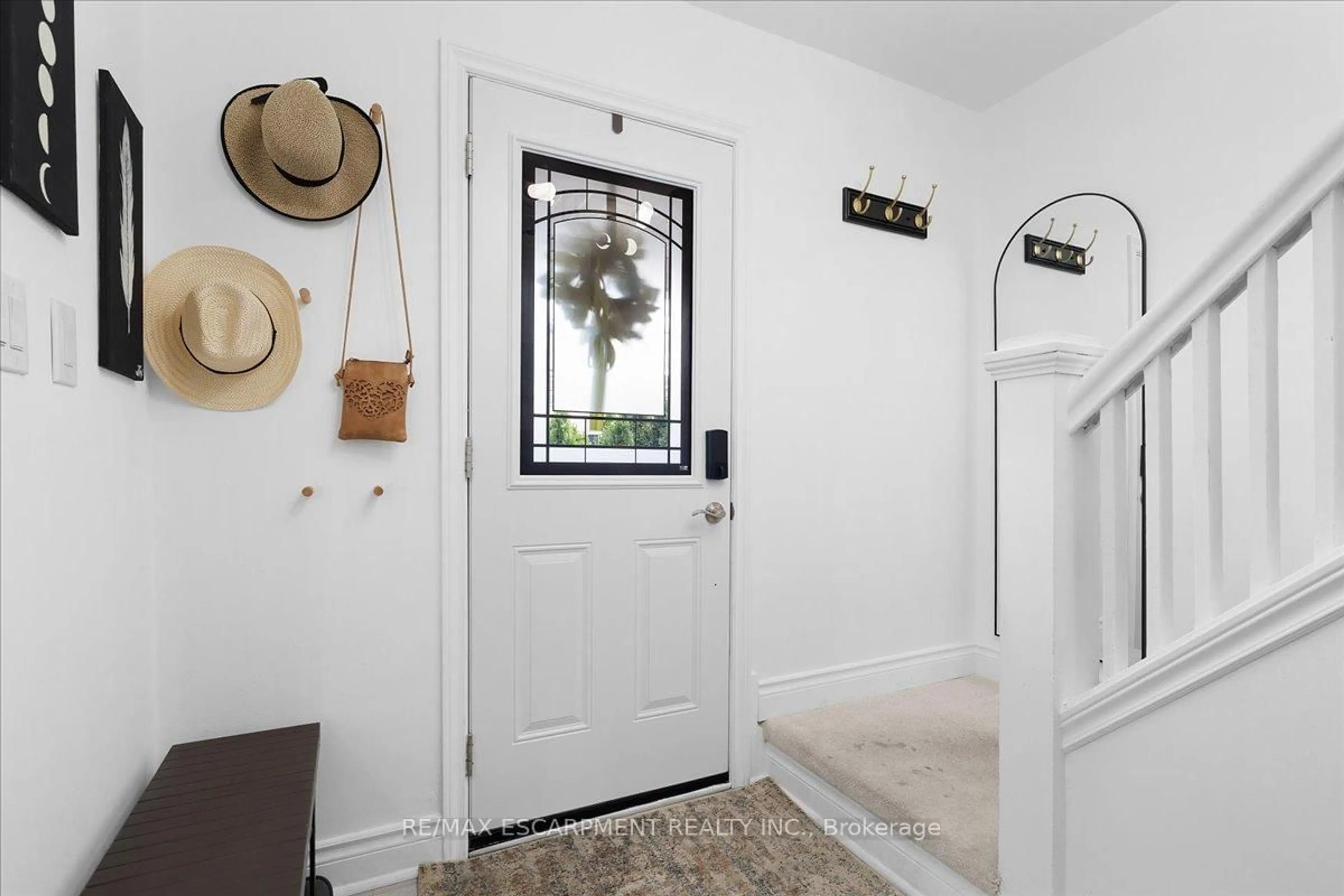 Indoor entryway for 133 Frederick Ave, Hamilton Ontario L8H 4L1