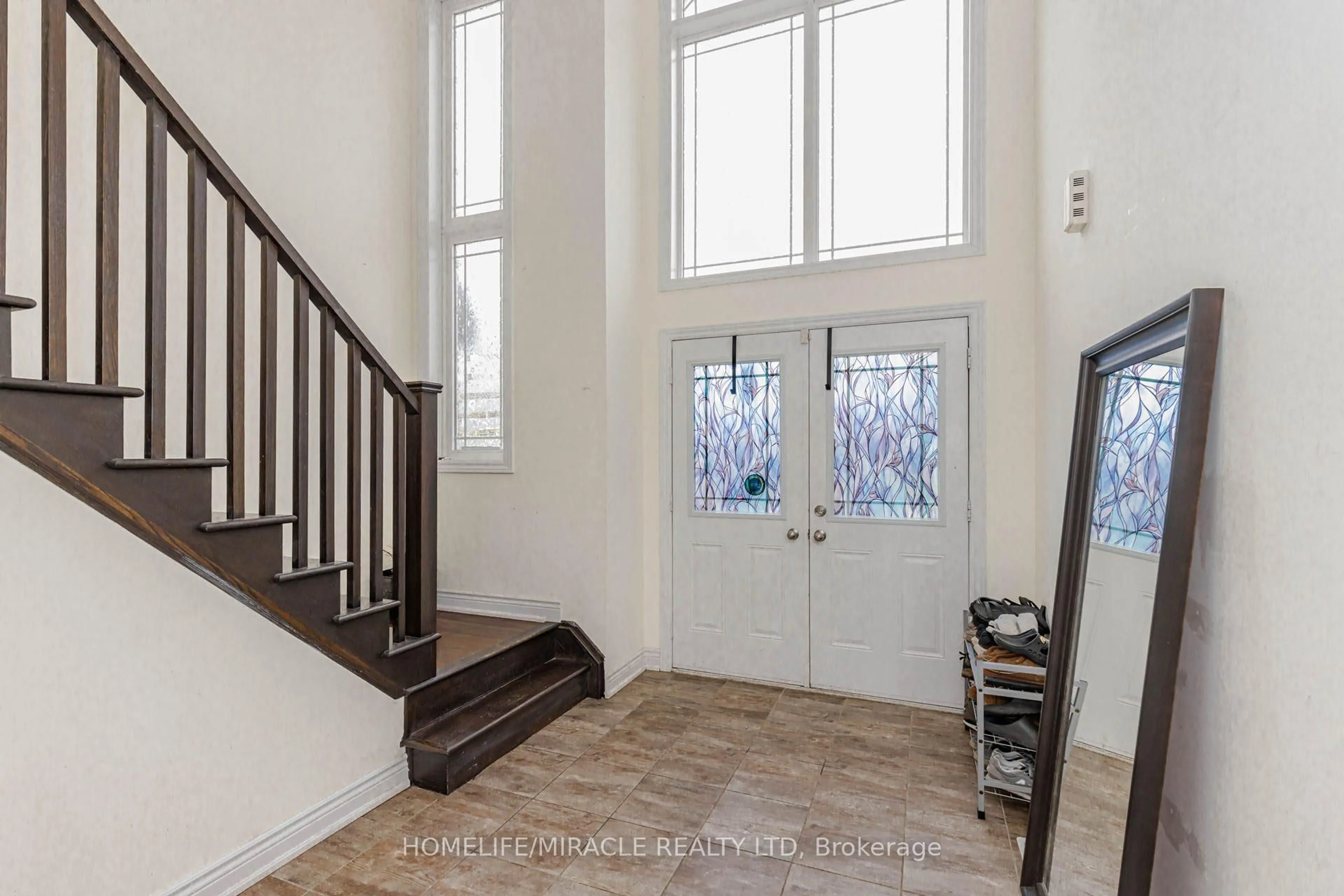 Indoor entryway for 6 Hill St, Haldimand Ontario N0A 1E0