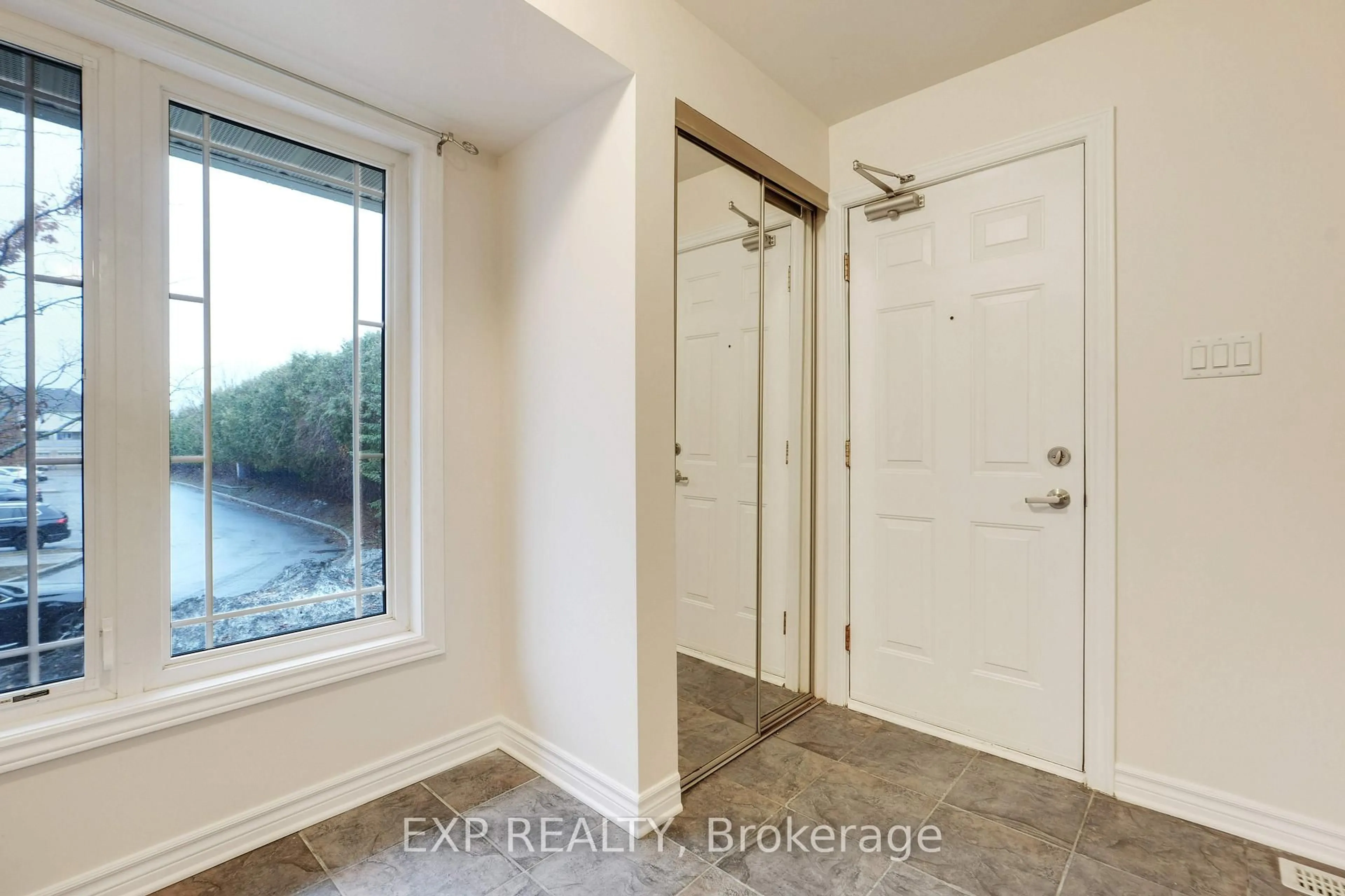 Indoor entryway for 201 Paseo Private #201, Ottawa Ontario K2G 4N5