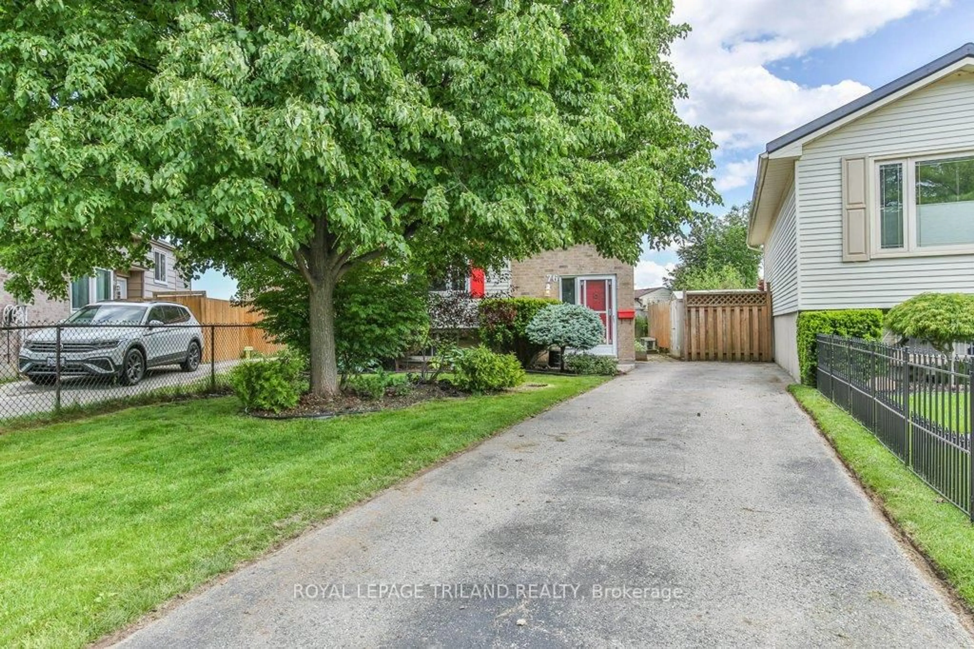 A pic from outside/outdoor area/front of a property/back of a property/a pic from drone, street for 76 SPEIGHT Cres, London East Ontario N5V 3W8