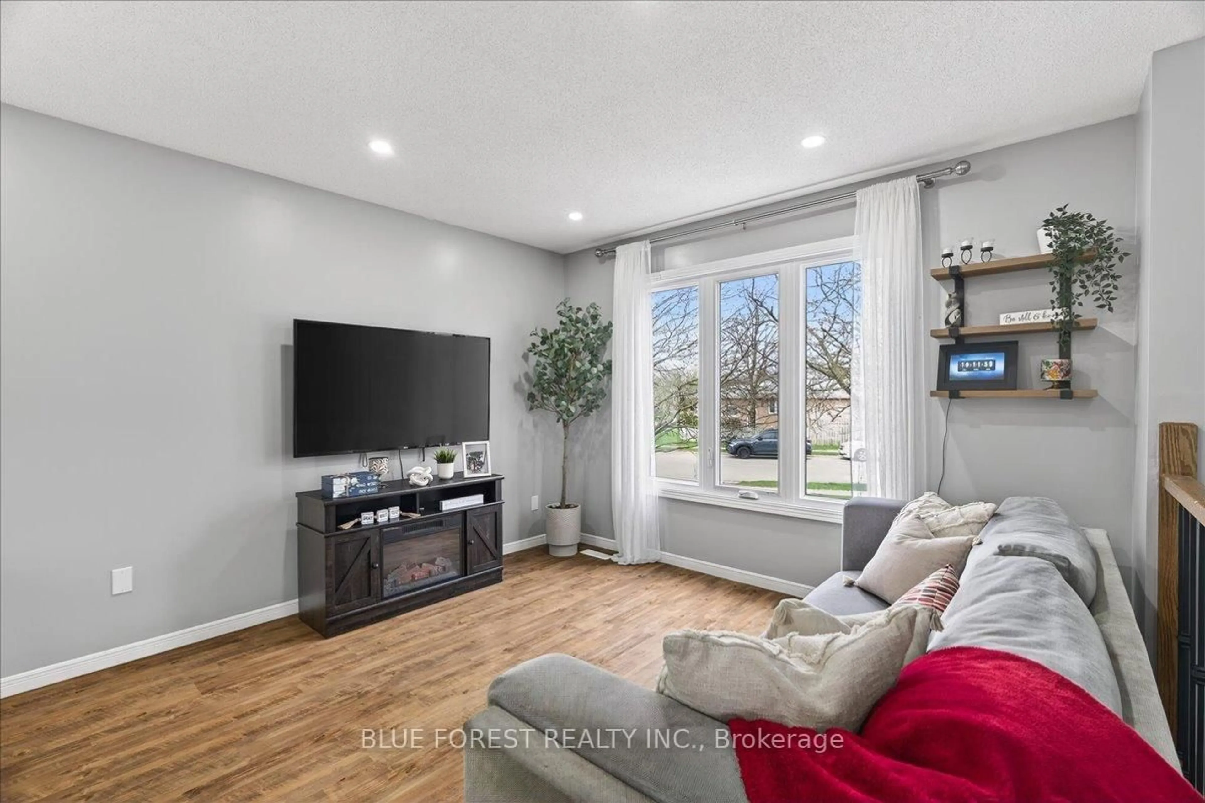 Living room with furniture, wood/laminate floor for 54 Stokes Rd, St. Thomas Ontario N5R 5W7