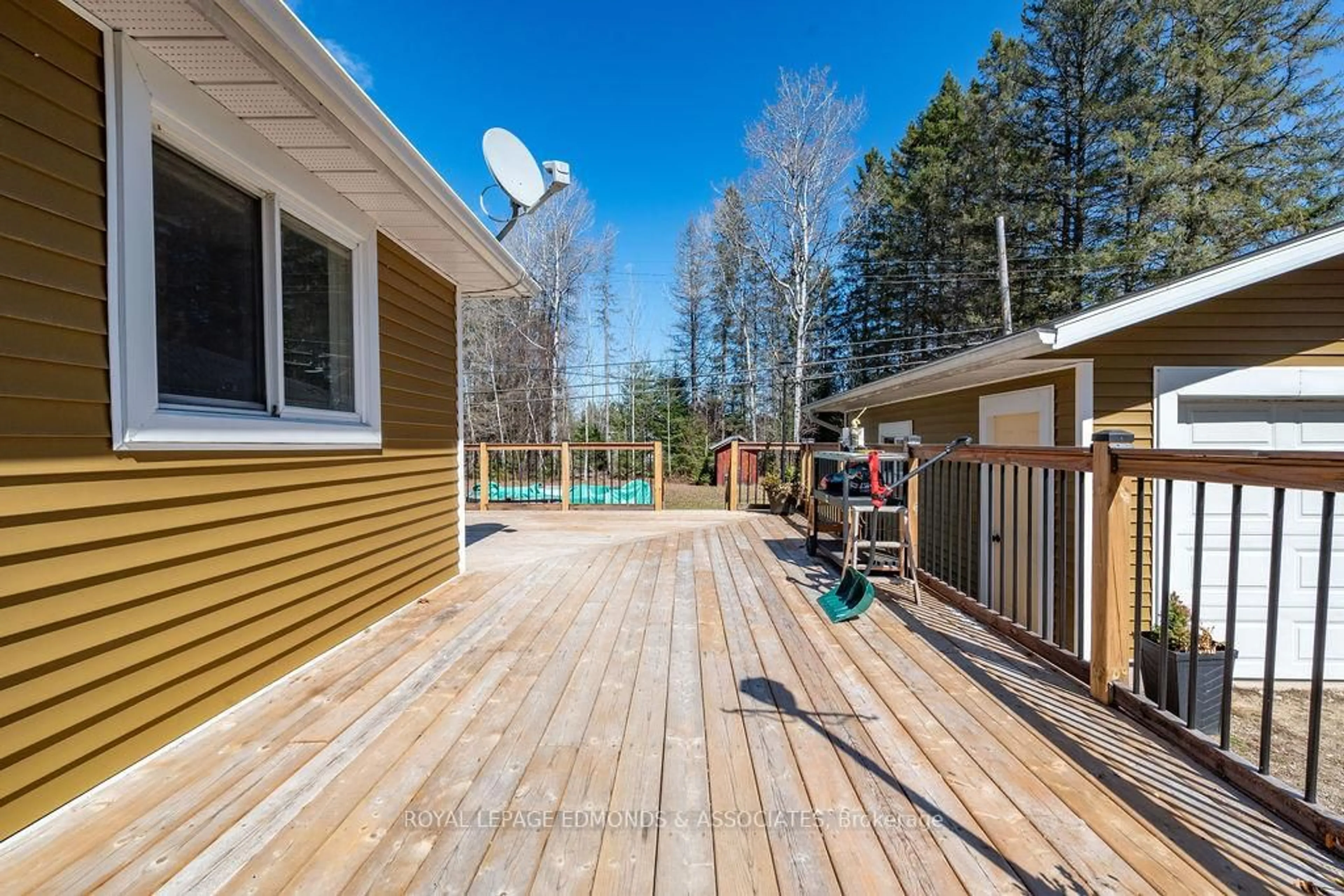 Patio, water/lake/river/ocean view for 32926 Highway 17 Highway, Deep River Ontario K0J 1P0