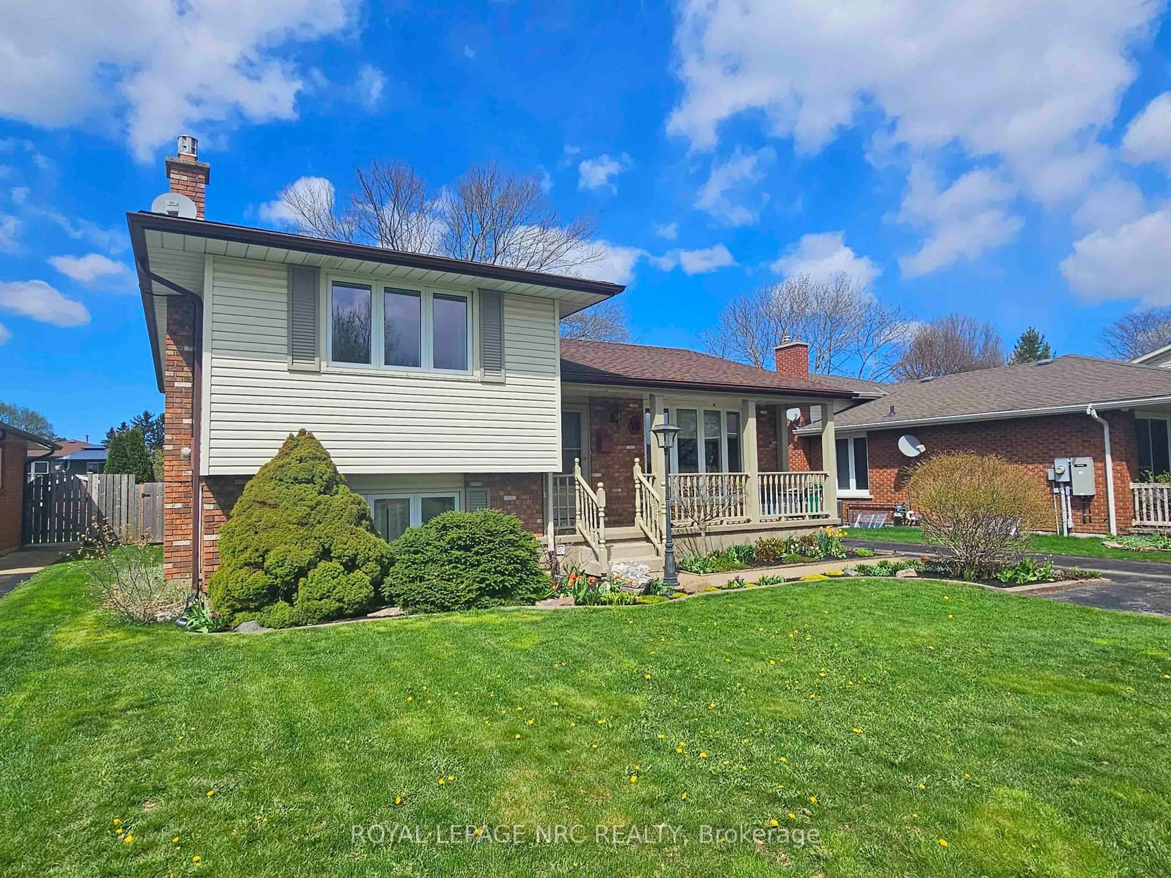 A pic from outside/outdoor area/front of a property/back of a property/a pic from drone, street for 78 Page Dr, Welland Ontario L3C 6E4