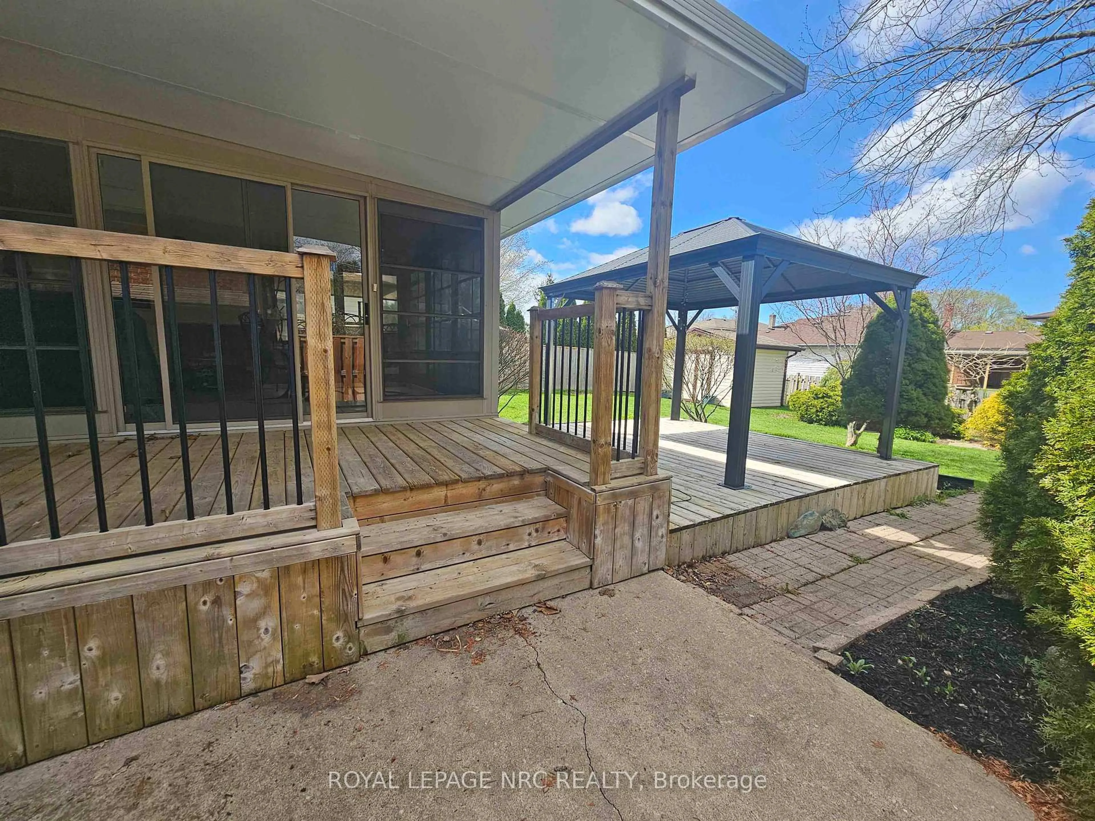 A pic from outside/outdoor area/front of a property/back of a property/a pic from drone, unknown for 78 Page Dr, Welland Ontario L3C 6E4