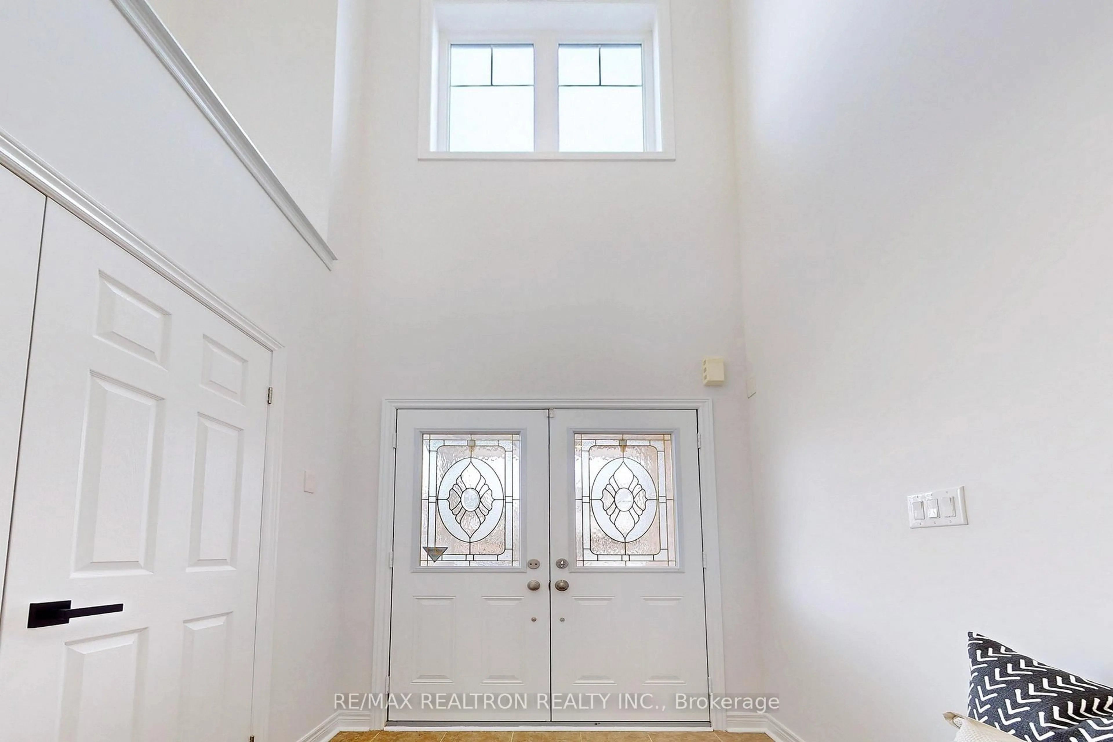 Indoor entryway for 63 Pieter Vos Dr, Kitchener Ontario N2P 0G2