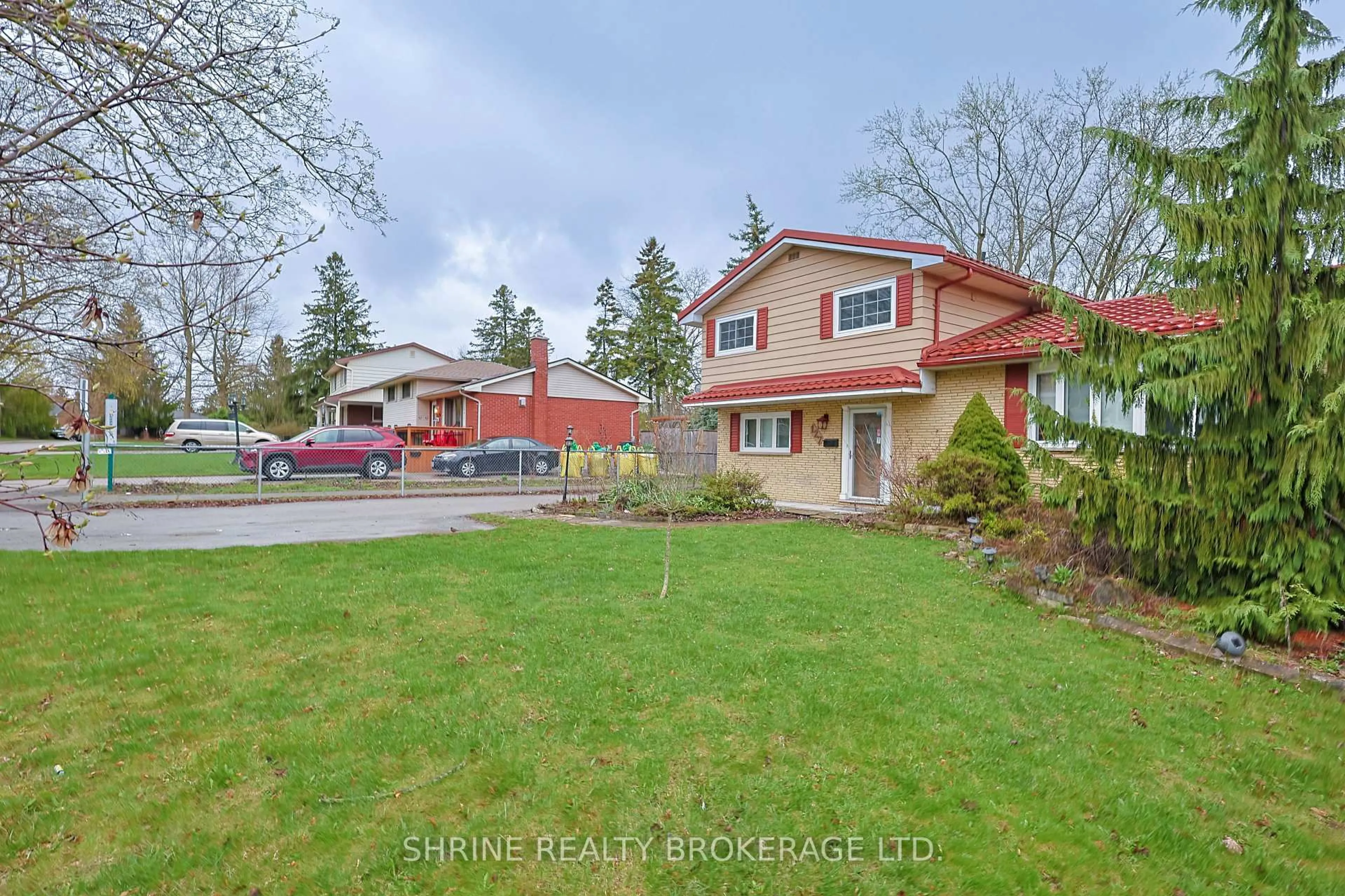 A pic from outside/outdoor area/front of a property/back of a property/a pic from drone, street for 127 ODESSA Ave, London South Ontario N6J 2Z9