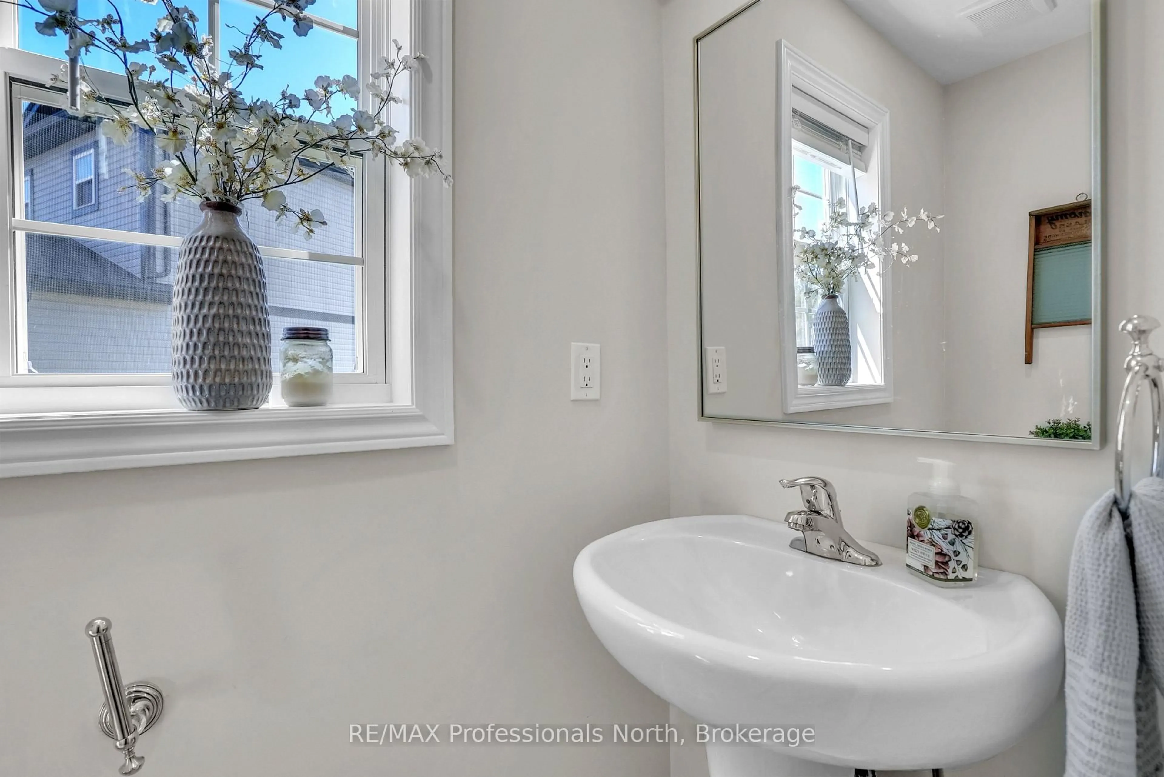 Contemporary bathroom, ceramic/tile floor for 33 Whitehorn Park Rd, Bracebridge Ontario P1L 1W9