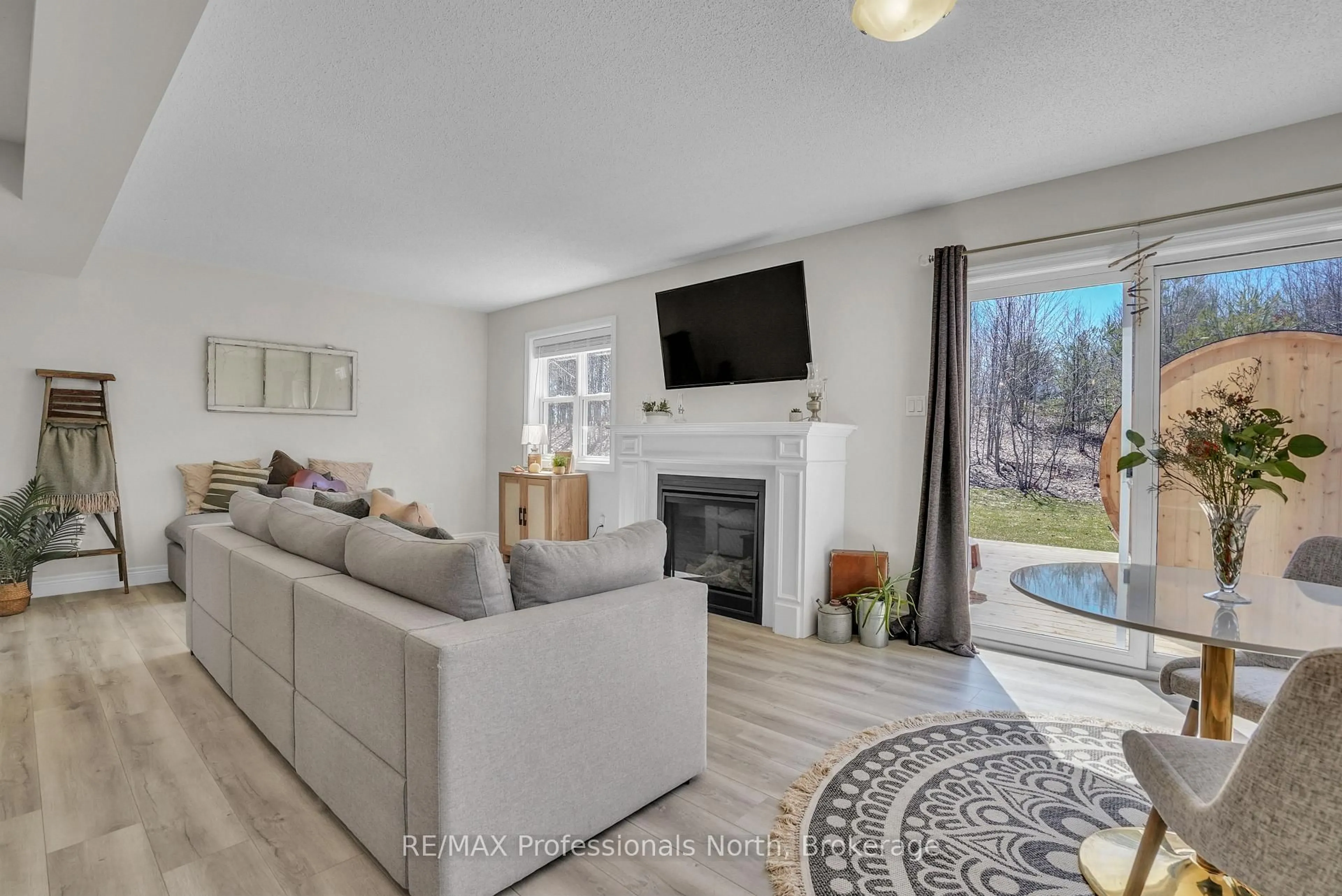 Living room with furniture, unknown for 33 Whitehorn Park Rd, Bracebridge Ontario P1L 1W9