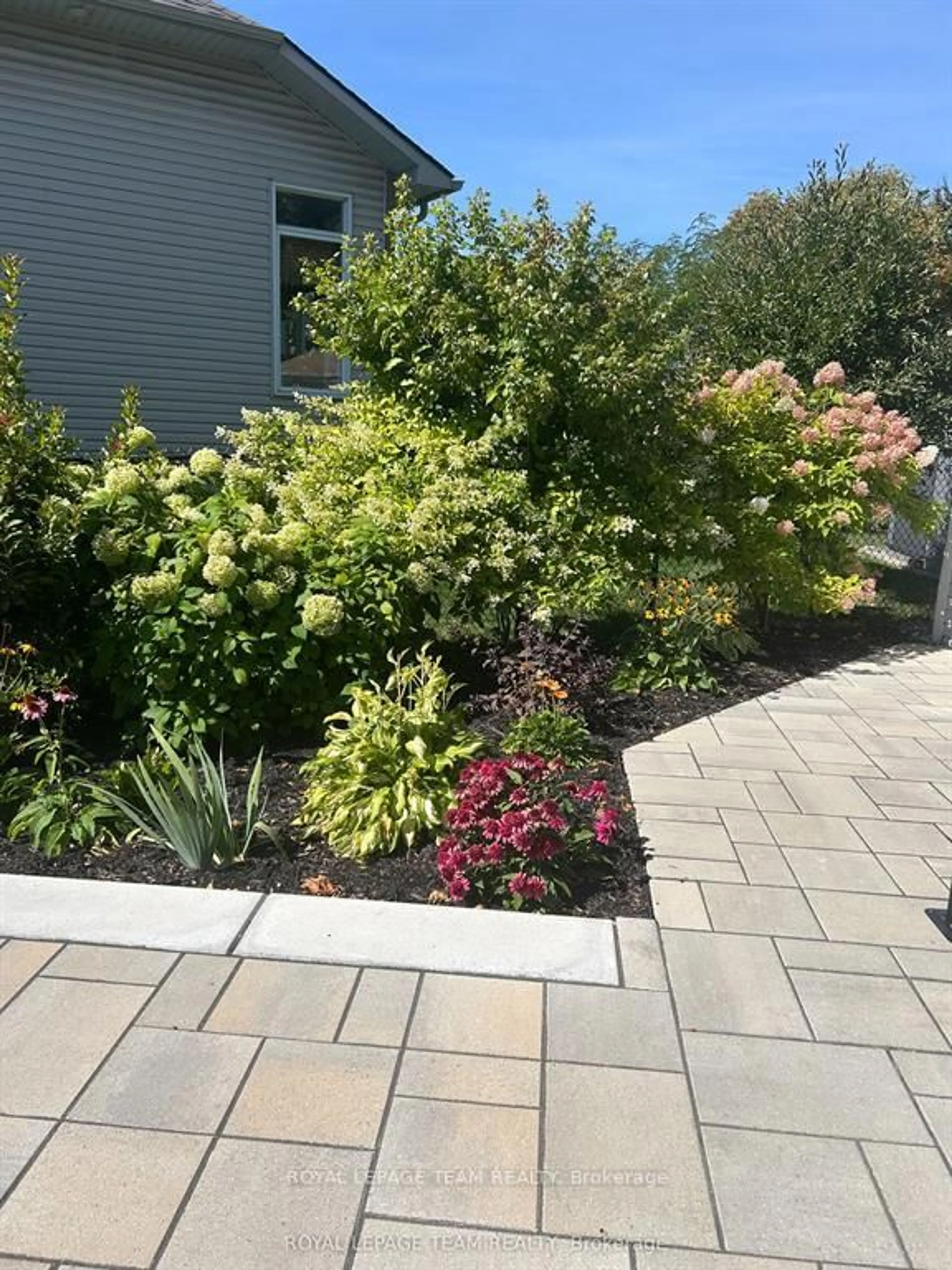 Patio, street for 124 Macassa Circ, Ottawa Ontario K2T 1J9