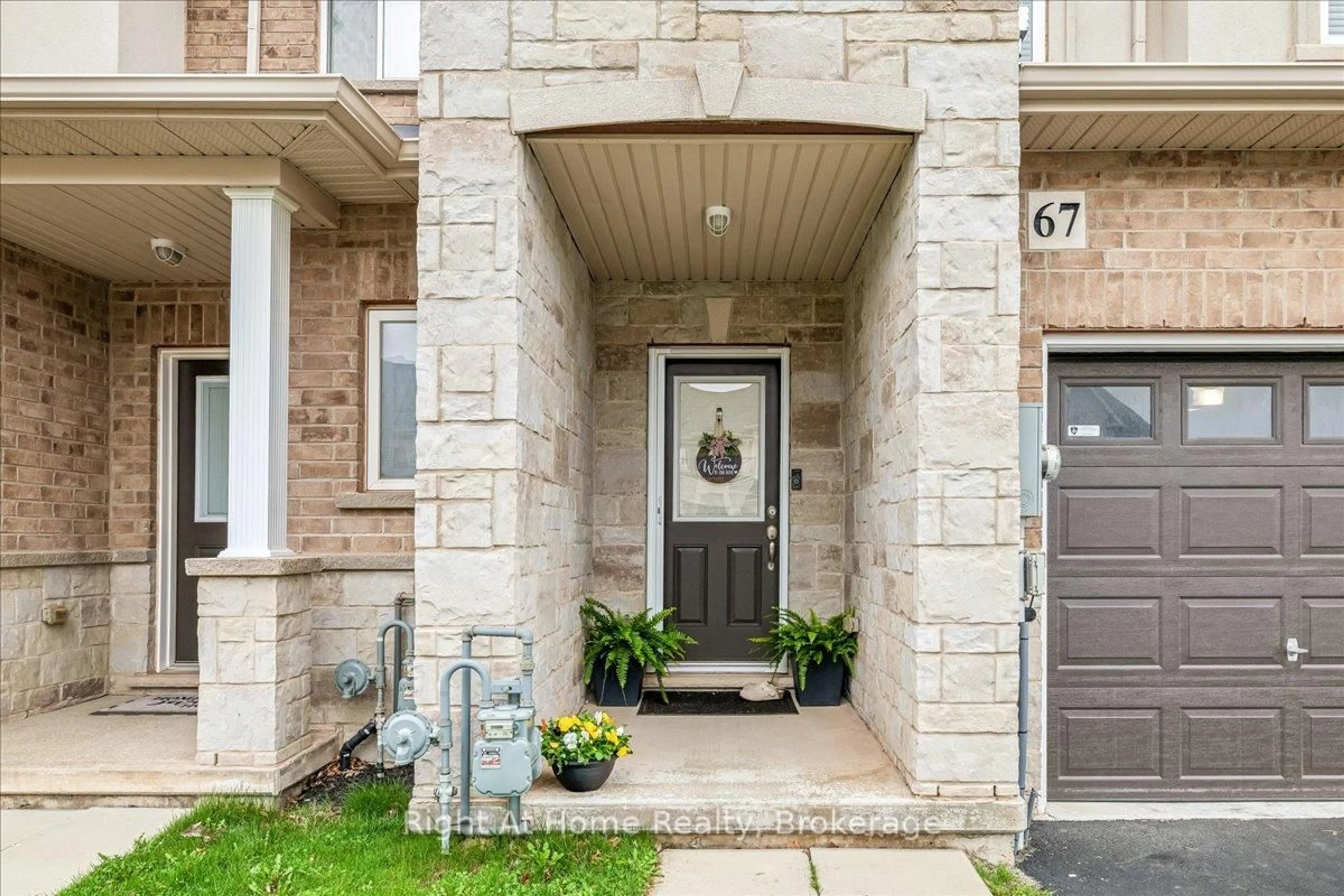 Indoor entryway for 67 Foothills Lane, Hamilton Ontario L8E 0K1
