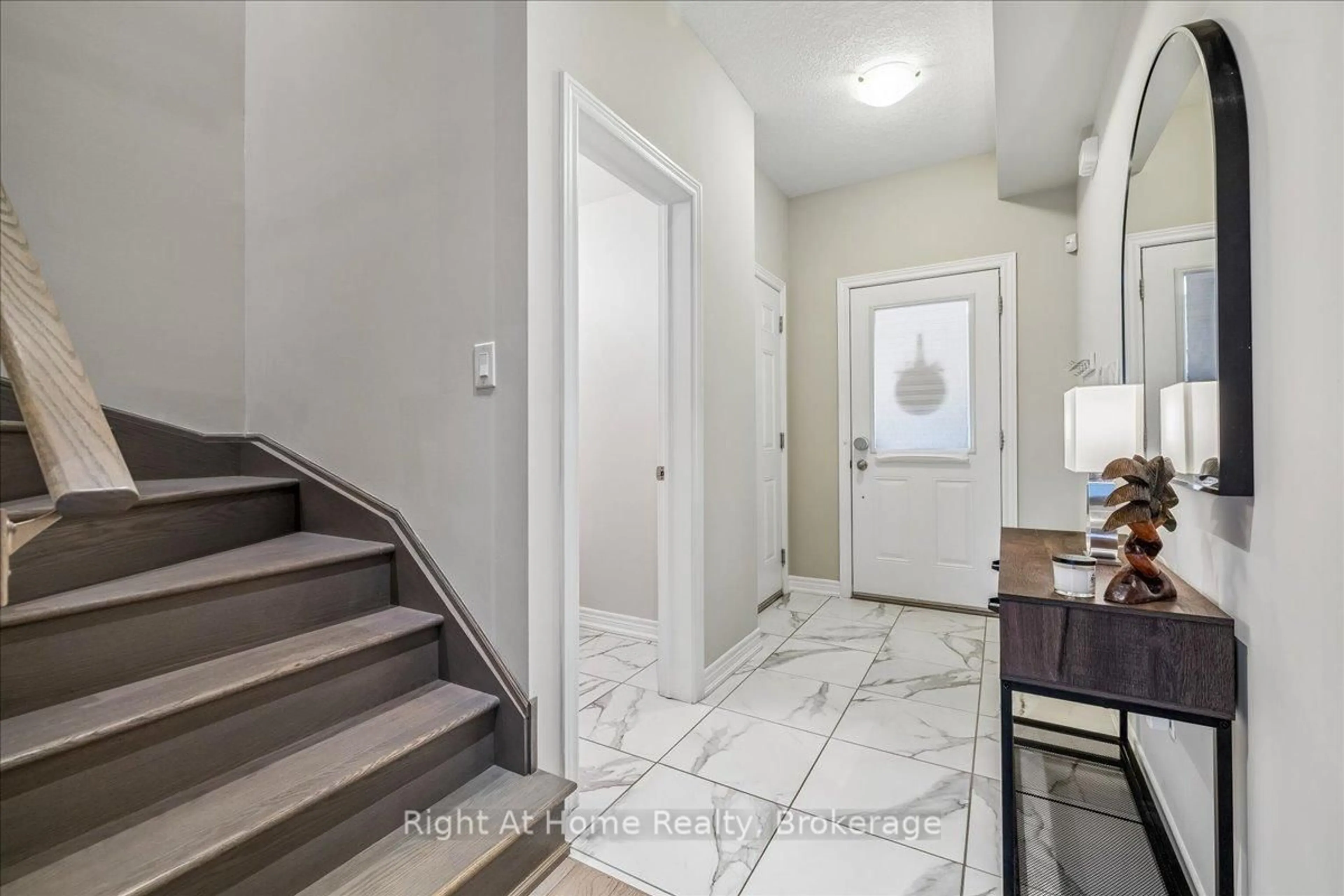 Indoor entryway for 67 Foothills Lane, Hamilton Ontario L8E 0K1