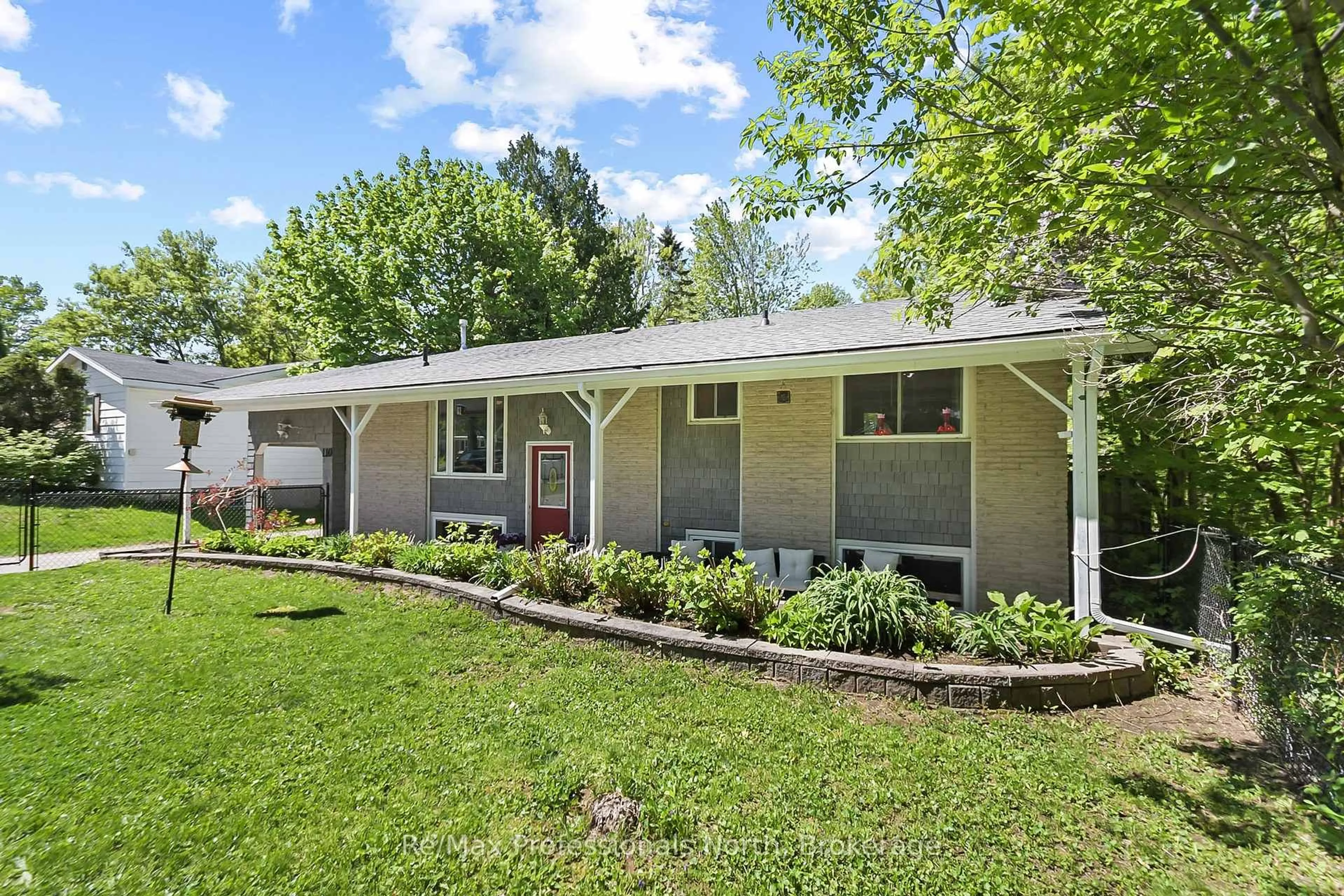 Home with vinyl exterior material, street for 110 FRASER St, Gravenhurst Ontario P1P 1C9