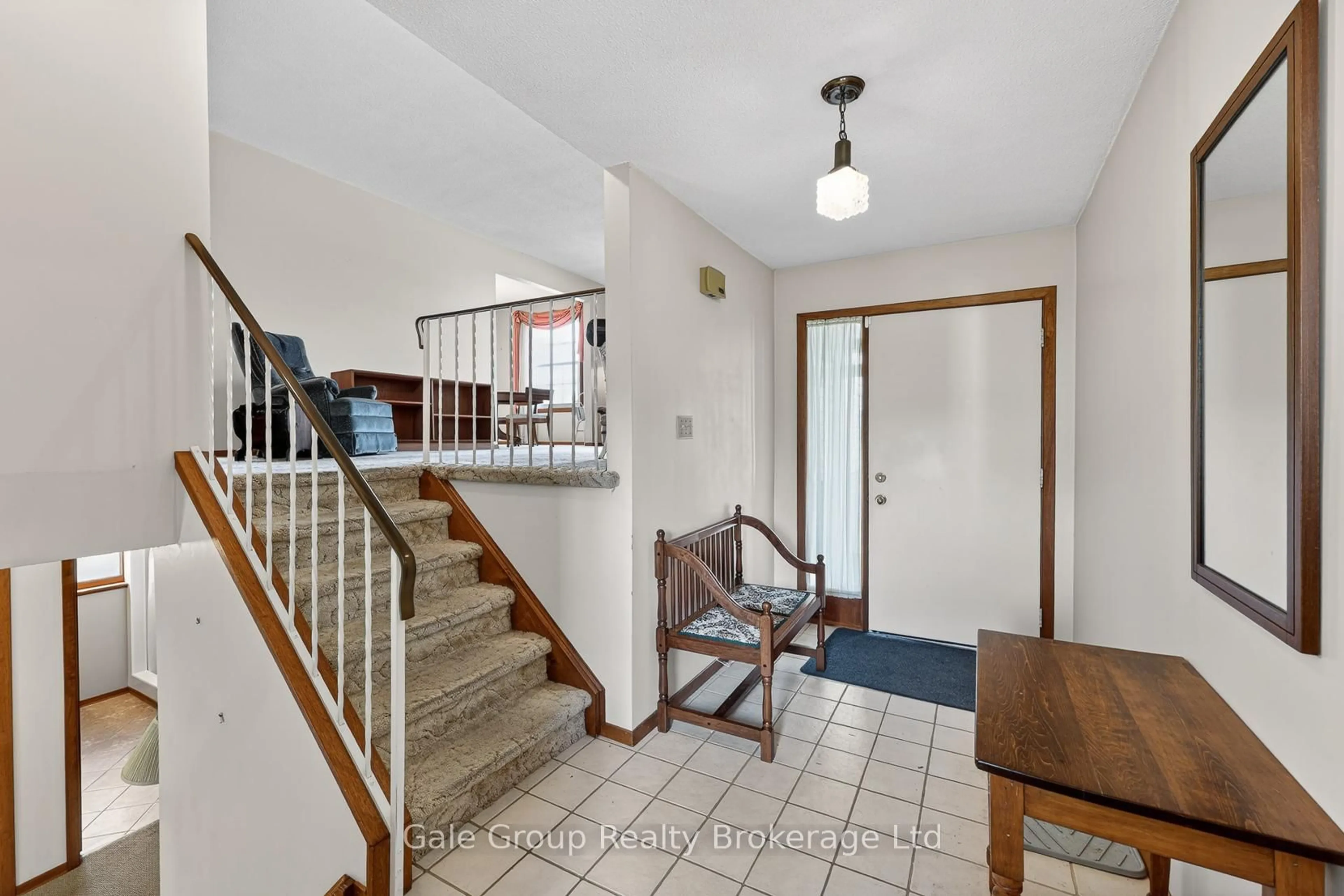 Indoor foyer for 111 Chippewa Ave, Woodstock Ontario N4T 1A1
