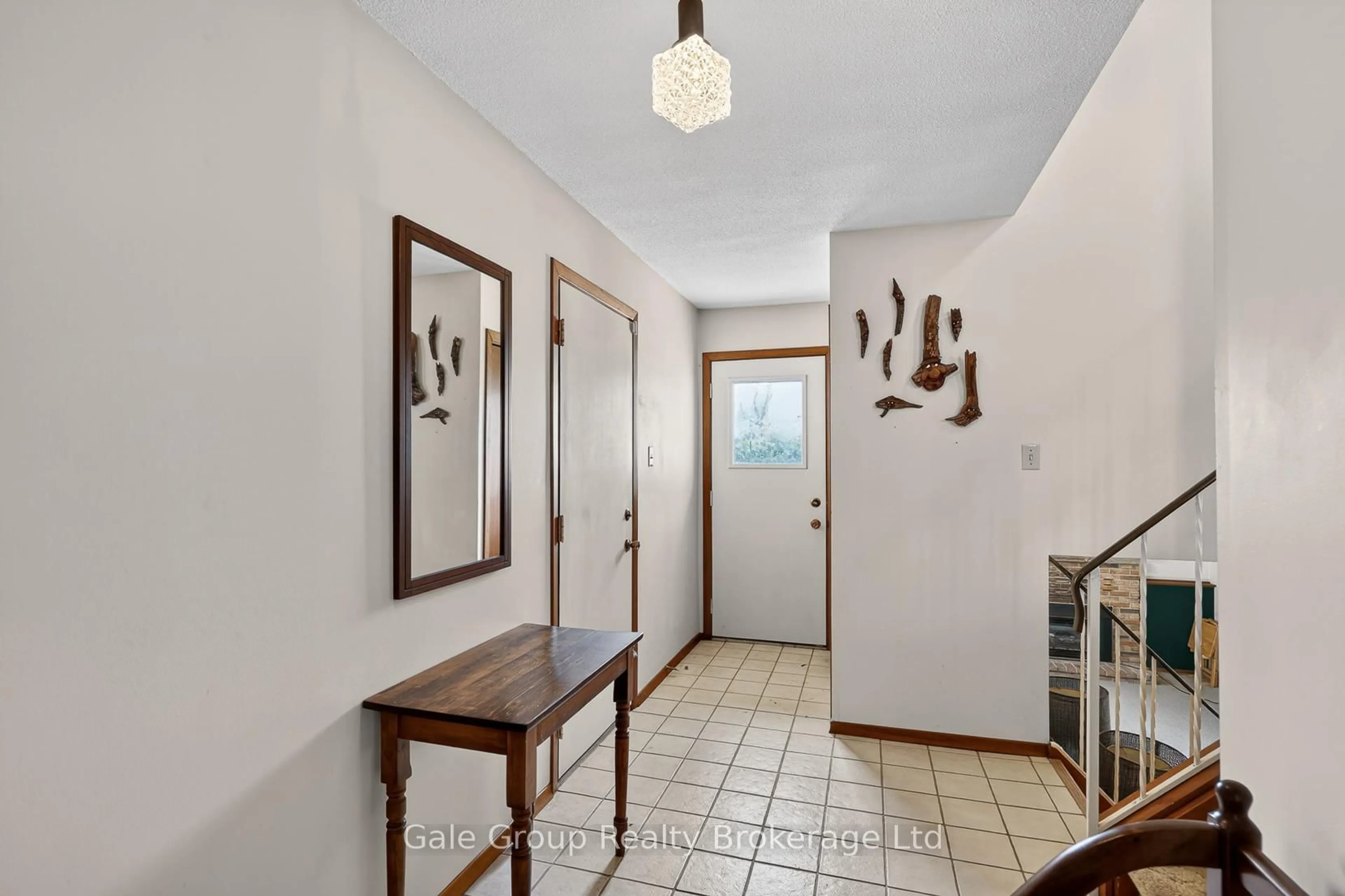 Indoor entryway for 111 Chippewa Ave, Woodstock Ontario N4T 1A1