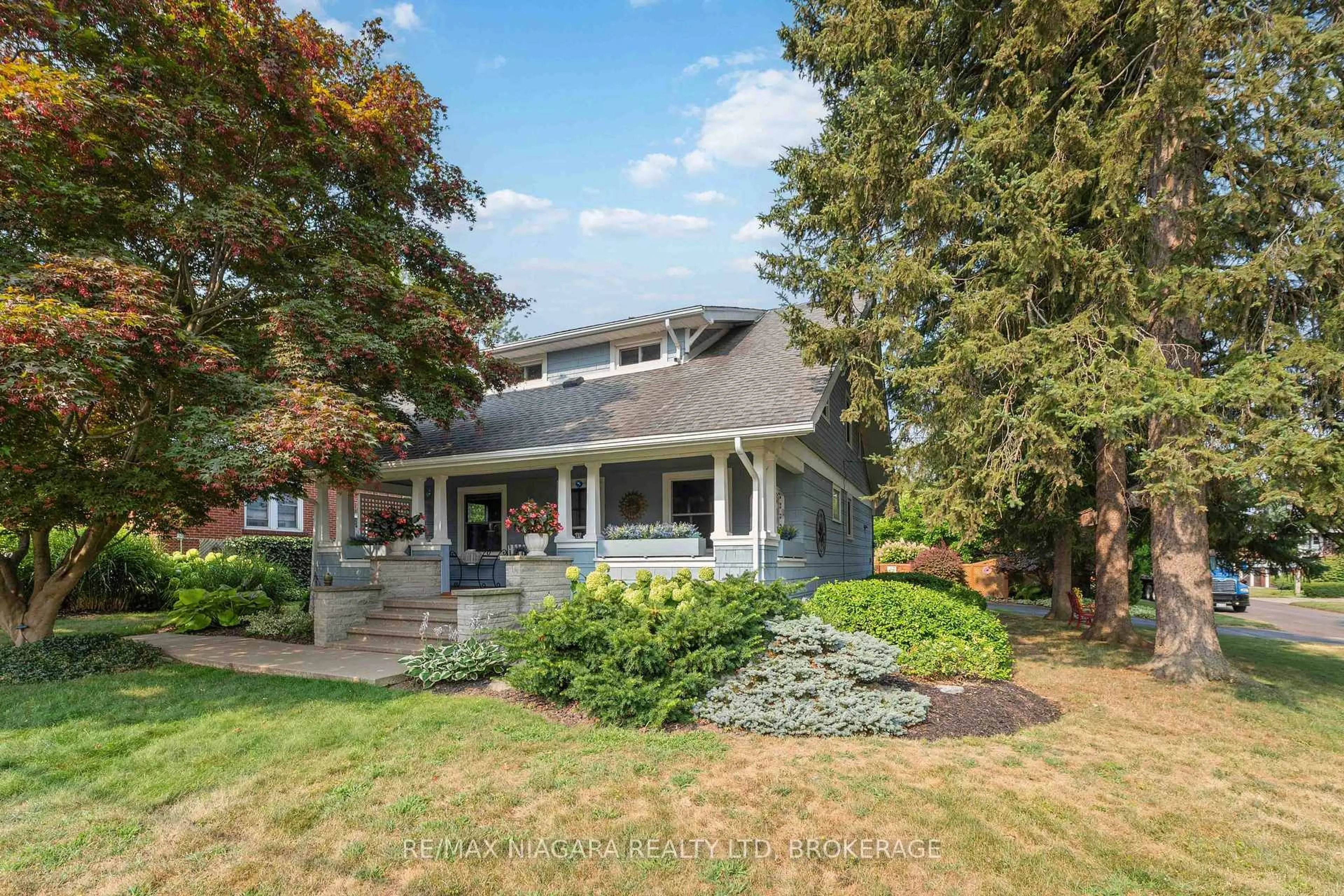 Home with vinyl exterior material, street for 5761 Prince Edward Ave, Niagara Falls Ontario L2G 5J4