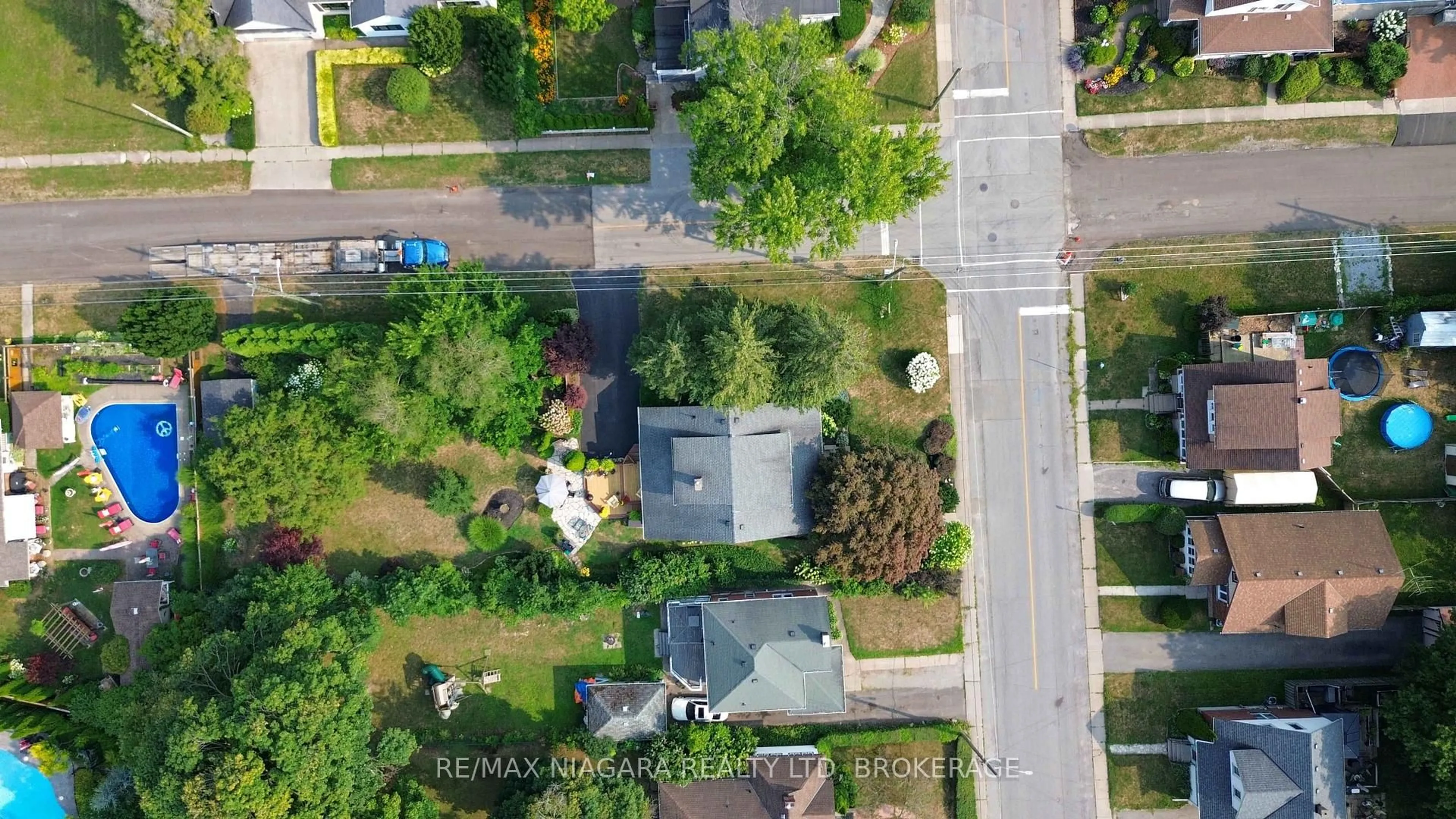 A pic from outside/outdoor area/front of a property/back of a property/a pic from drone, street for 5761 Prince Edward Ave, Niagara Falls Ontario L2G 5J4