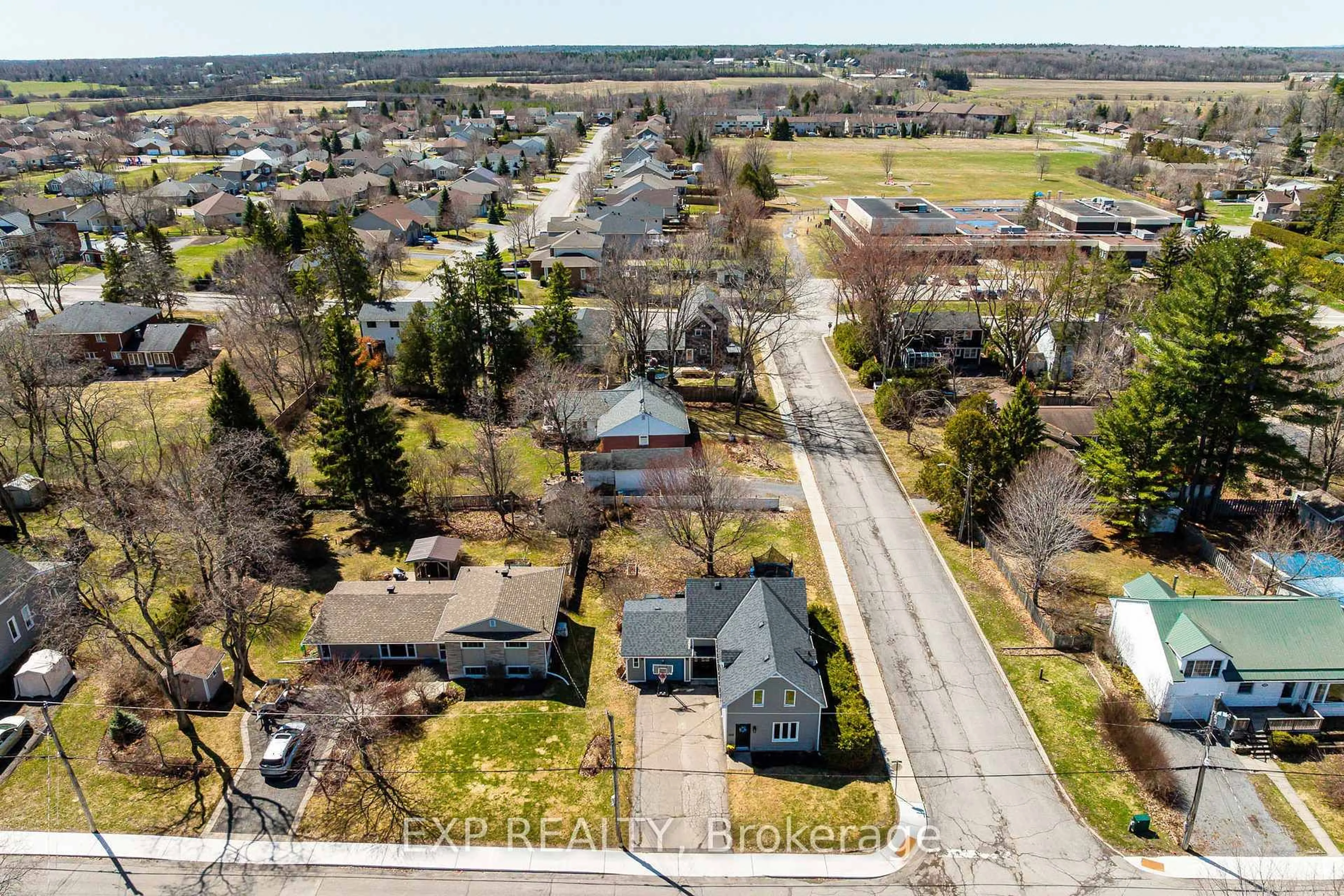 A pic from outside/outdoor area/front of a property/back of a property/a pic from drone, street for 308 St George St, Almonte Ontario K0A 1A0
