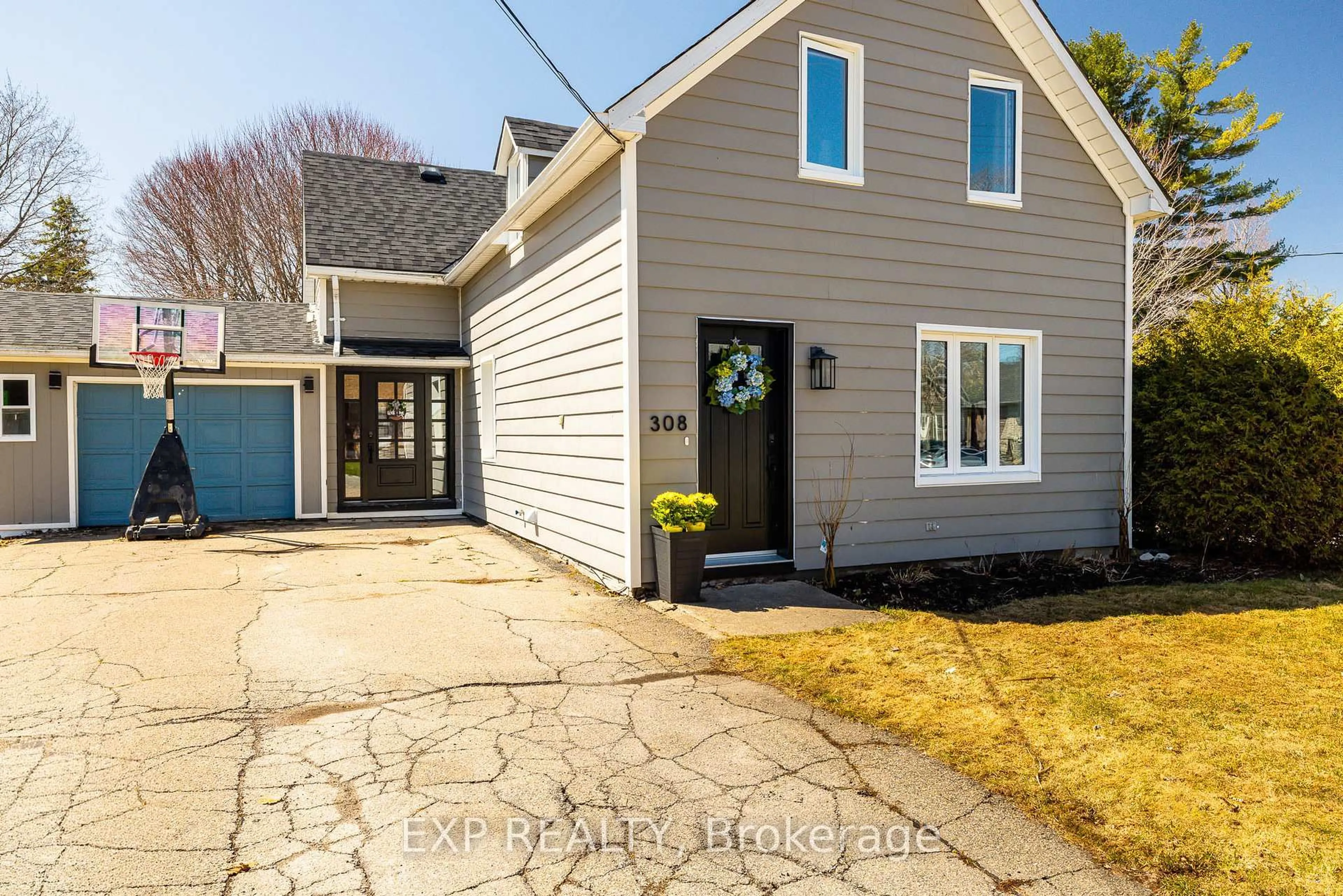 Home with vinyl exterior material, street for 308 St George St, Almonte Ontario K0A 1A0