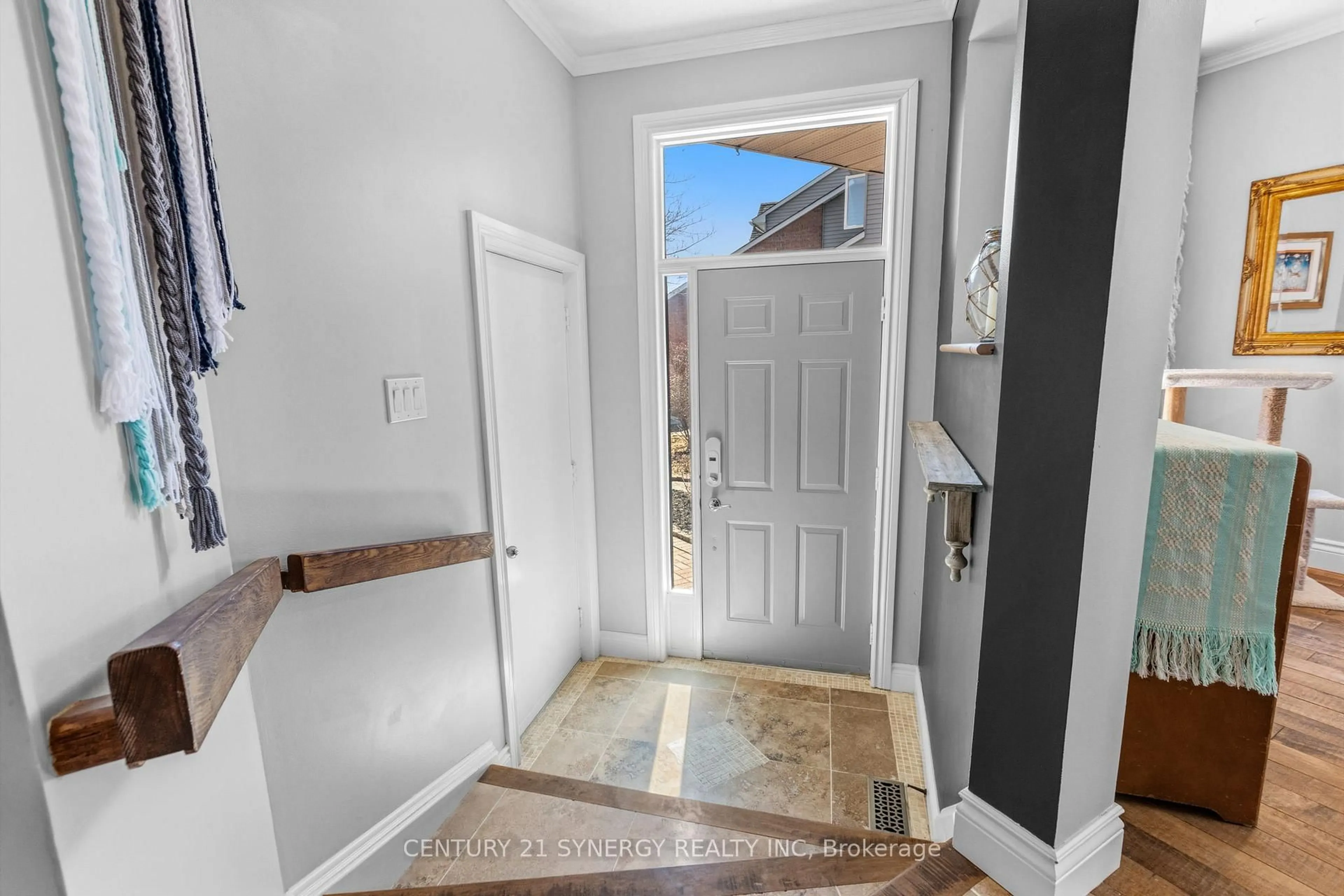 Indoor entryway for 1491 Briarfield Cres, Ottawa Ontario K4A 1W6