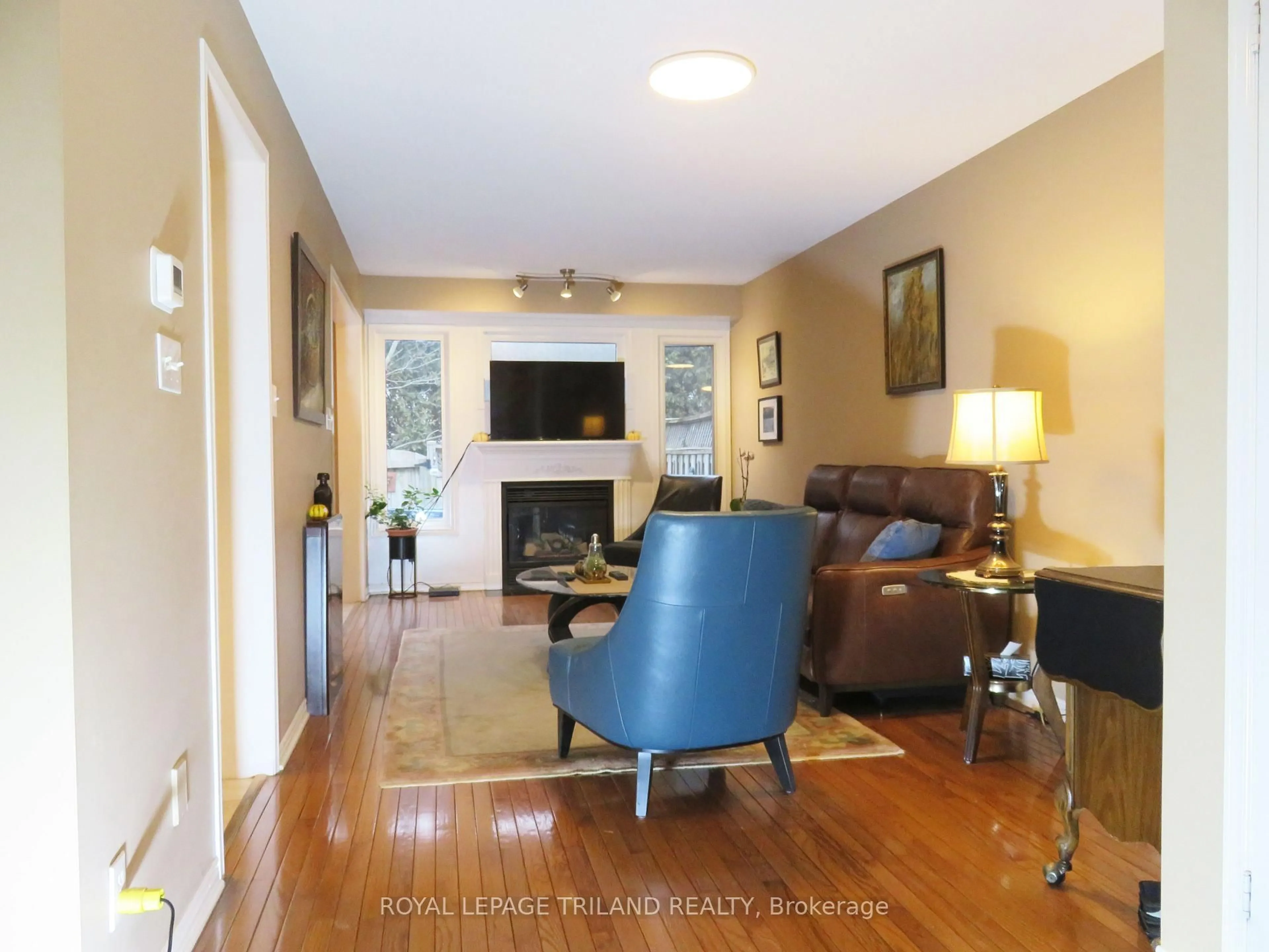 Living room with furniture, wood/laminate floor for 505 Proudfoot Lane #25, London North Ontario N6H 5N8