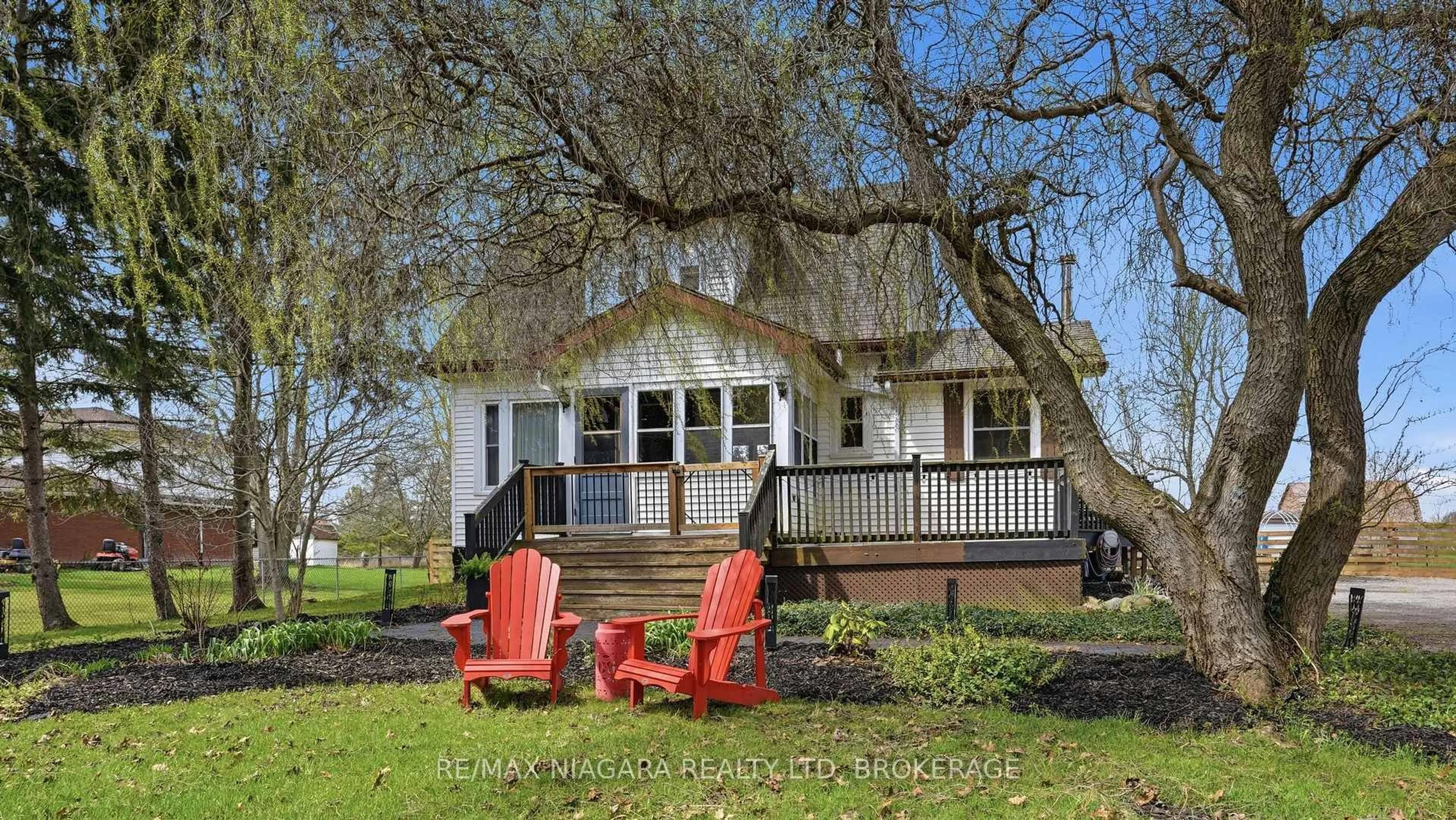 Patio, street for 106 Colborne St, Welland Ontario L3B 3P1