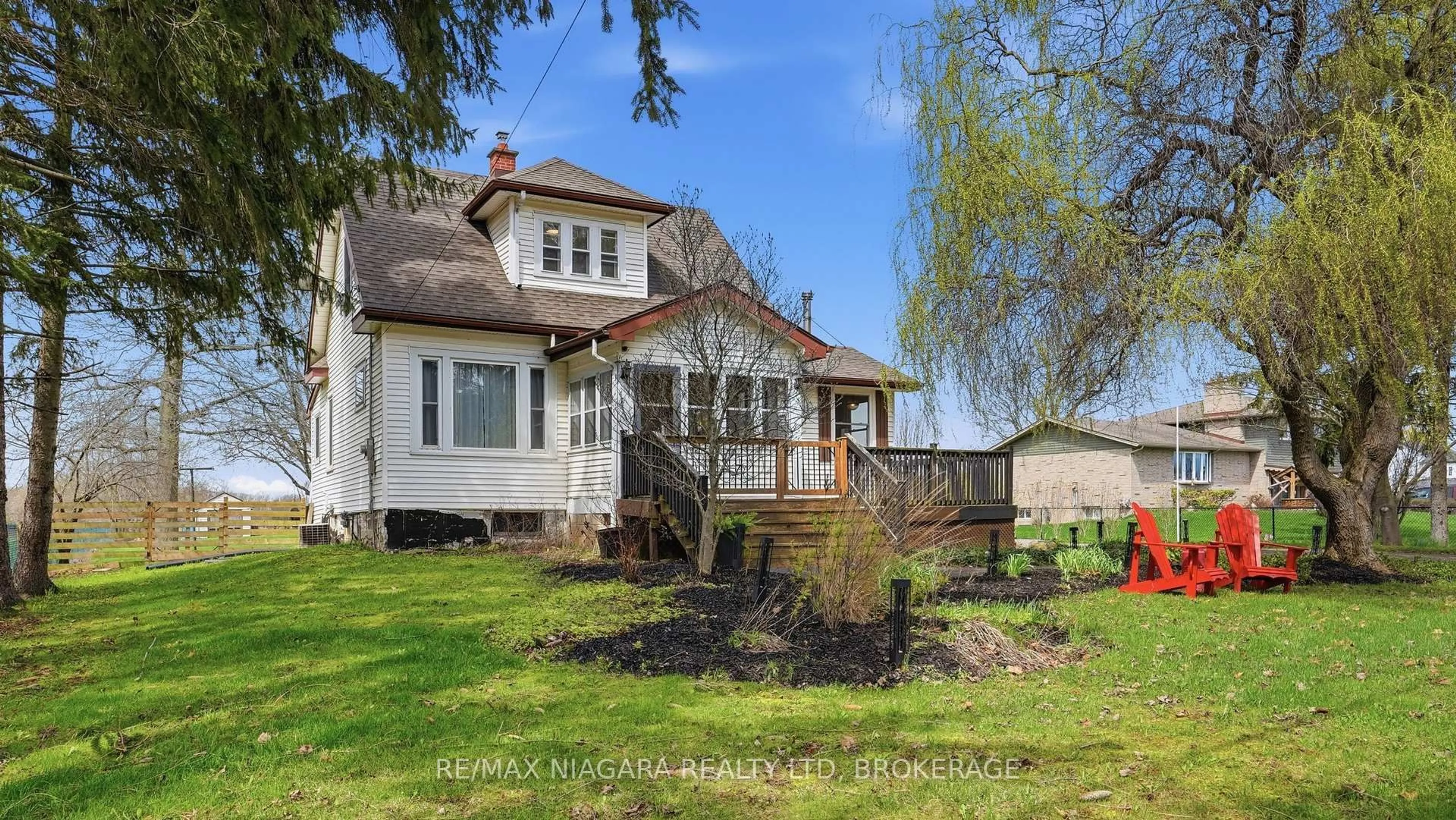 A pic from outside/outdoor area/front of a property/back of a property/a pic from drone, unknown for 106 Colborne St, Welland Ontario L3B 3P1