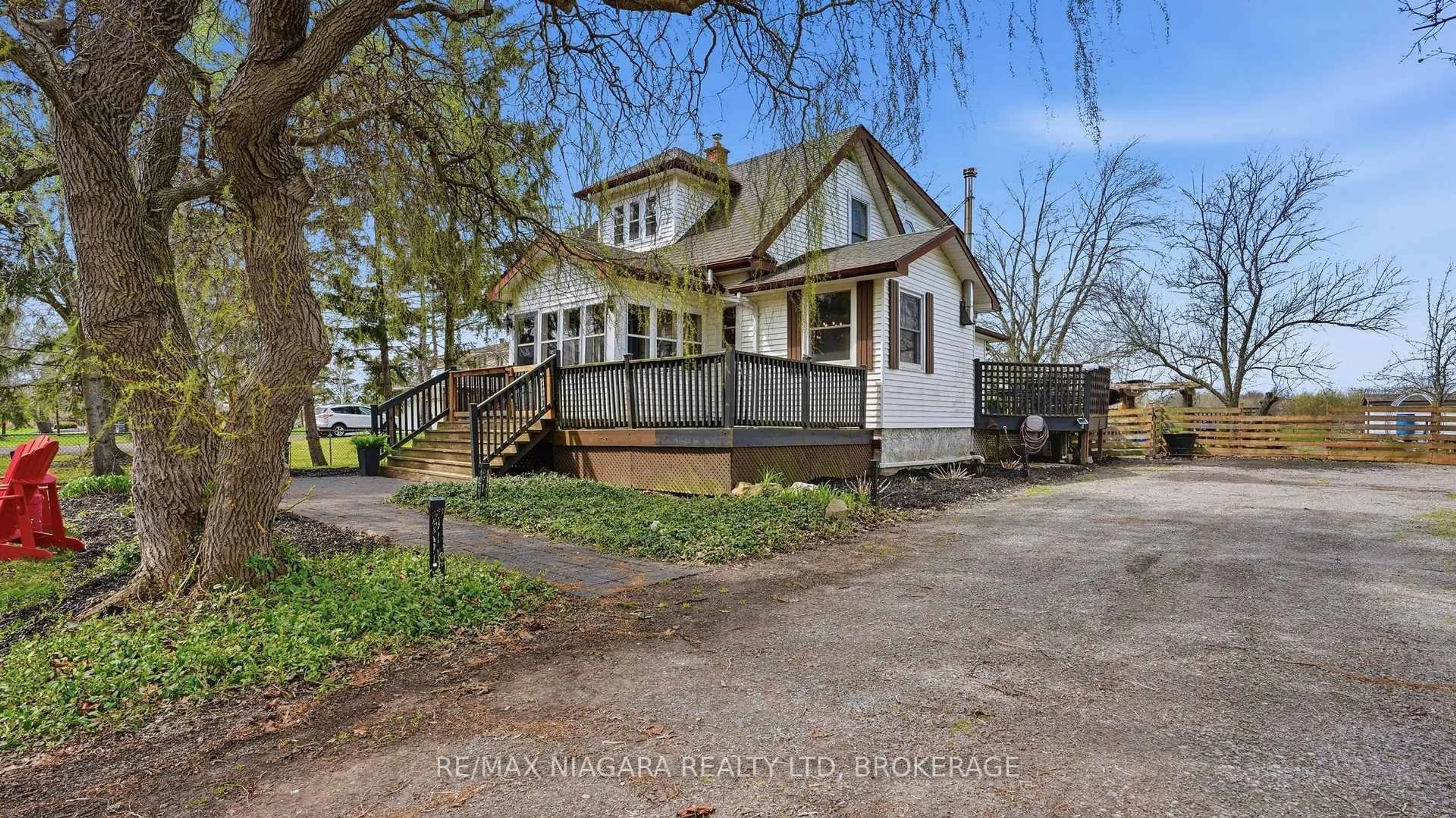 A pic from outside/outdoor area/front of a property/back of a property/a pic from drone, street for 106 Colborne St, Welland Ontario L3B 3P1