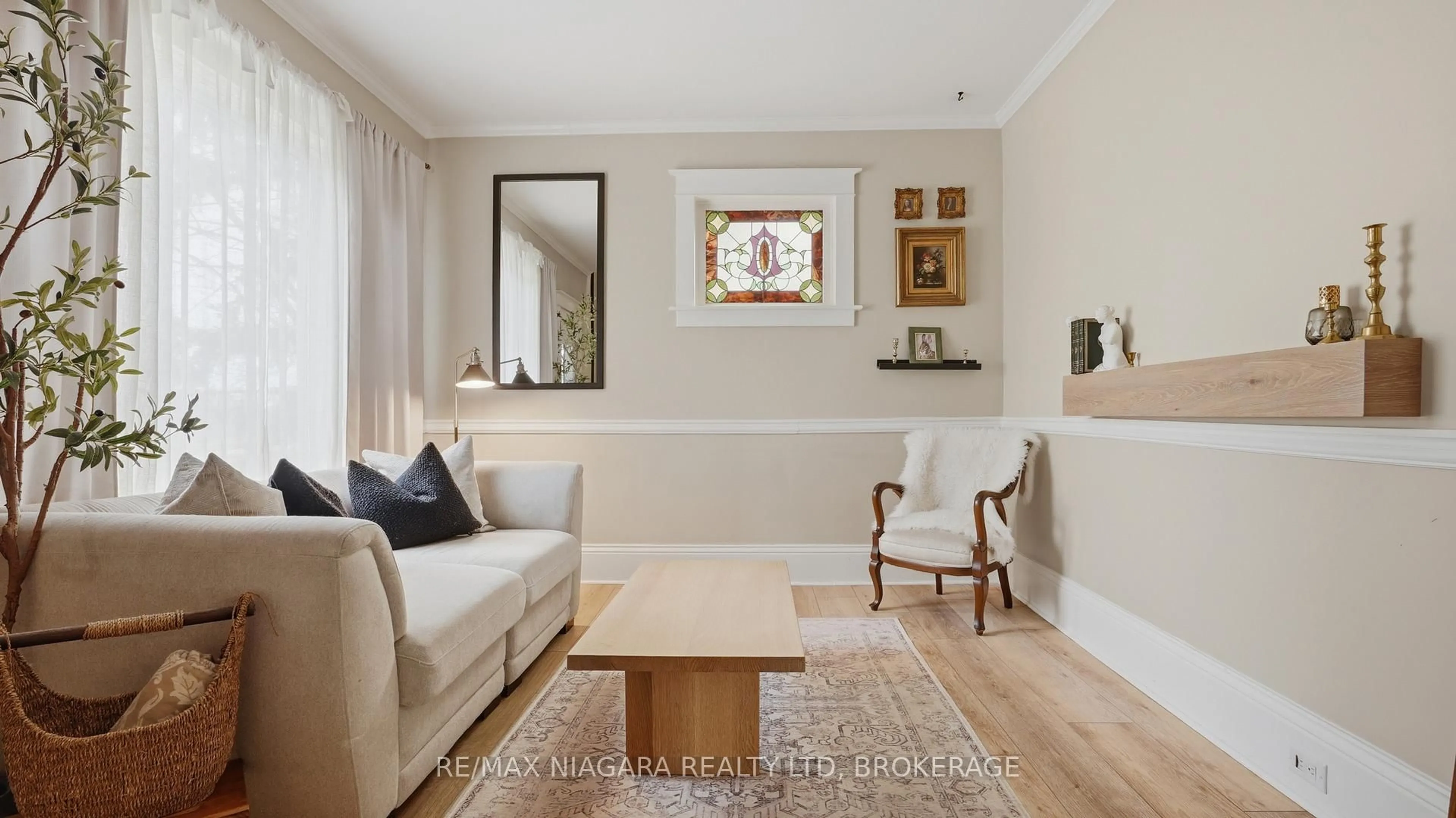 Living room with furniture, wood/laminate floor for 106 Colborne St, Welland Ontario L3B 3P1